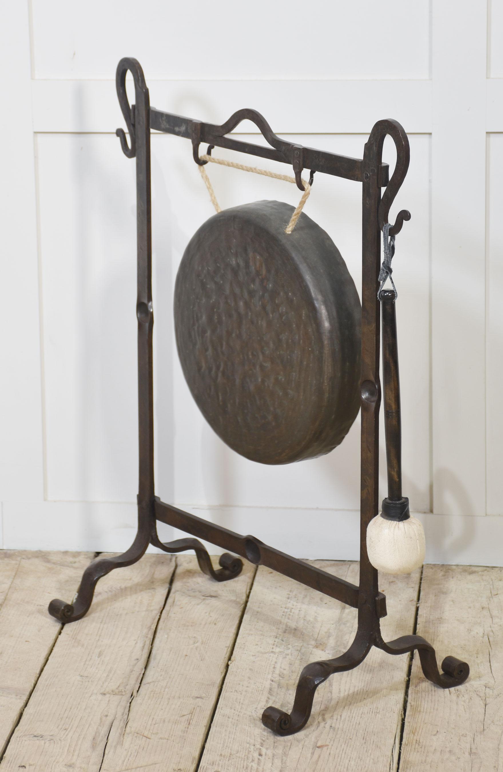 Gong en fer forgé encadré en vente 1