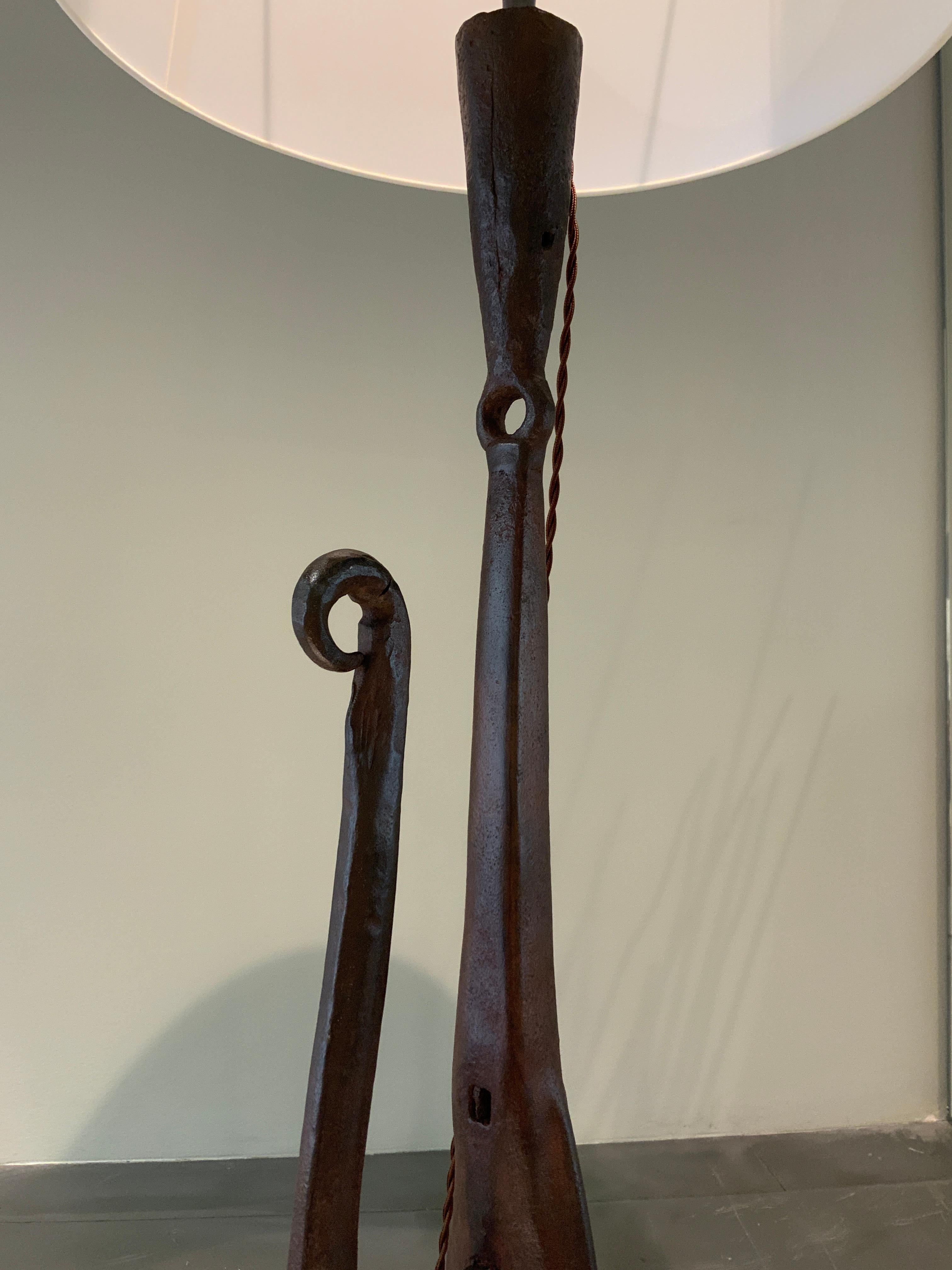 Alta y elegante lámpara francesa de hierro forjado circa 1950 
La base sola tiene 80 cm de altura 

