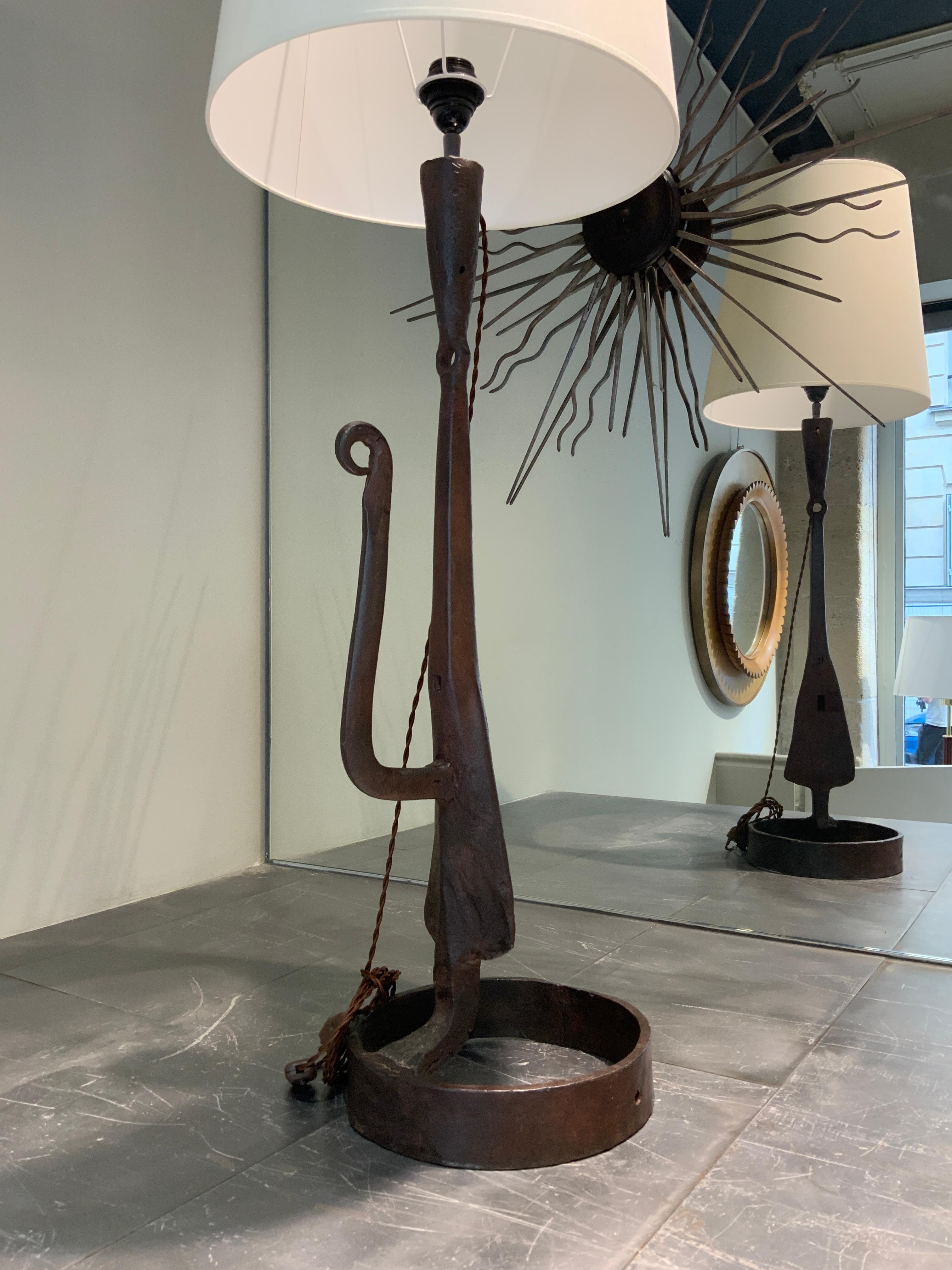 Lámpara francesa de hierro forjado circa 1950 Moderno de mediados de siglo en venta