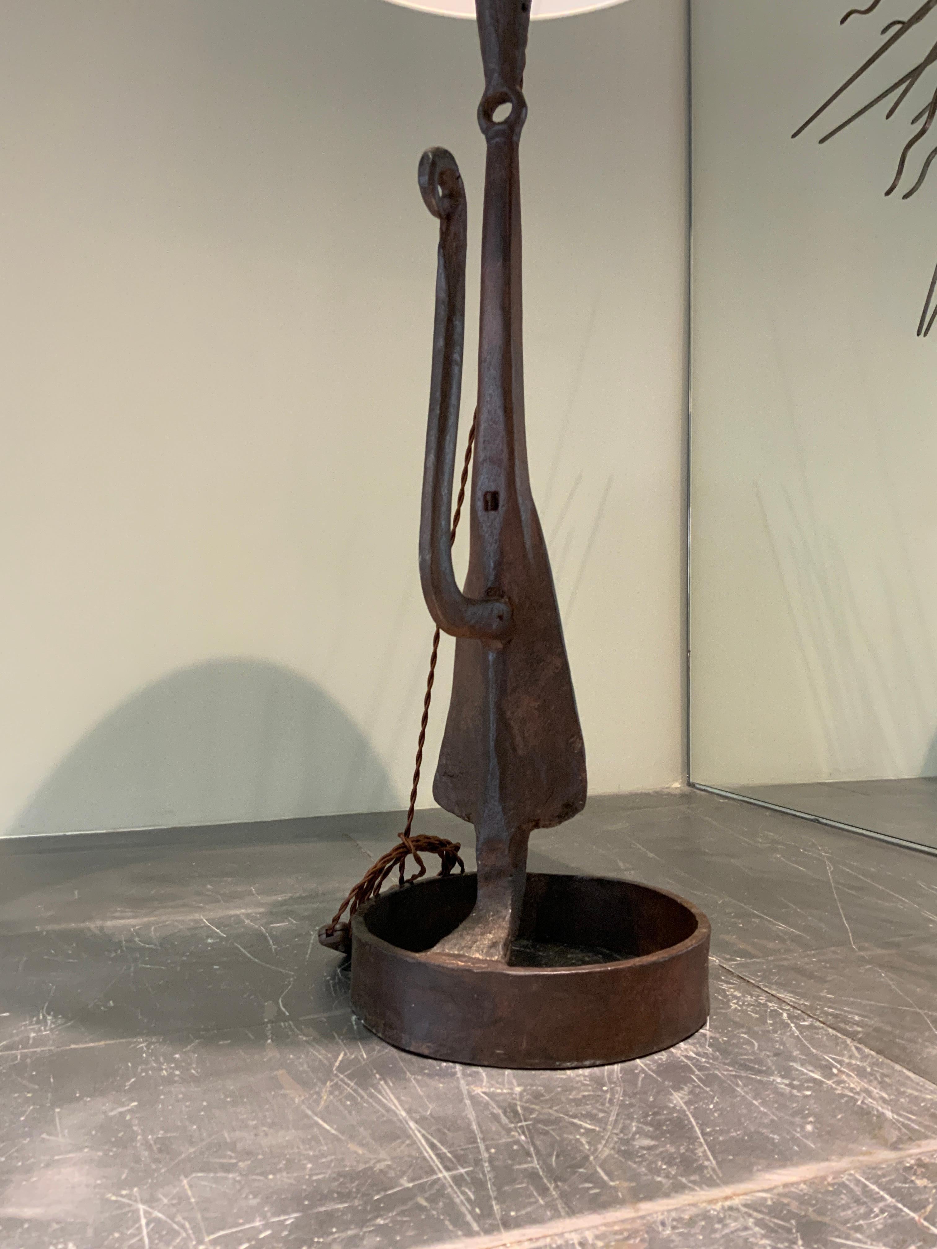 Lámpara francesa de hierro forjado circa 1950 Francés en venta