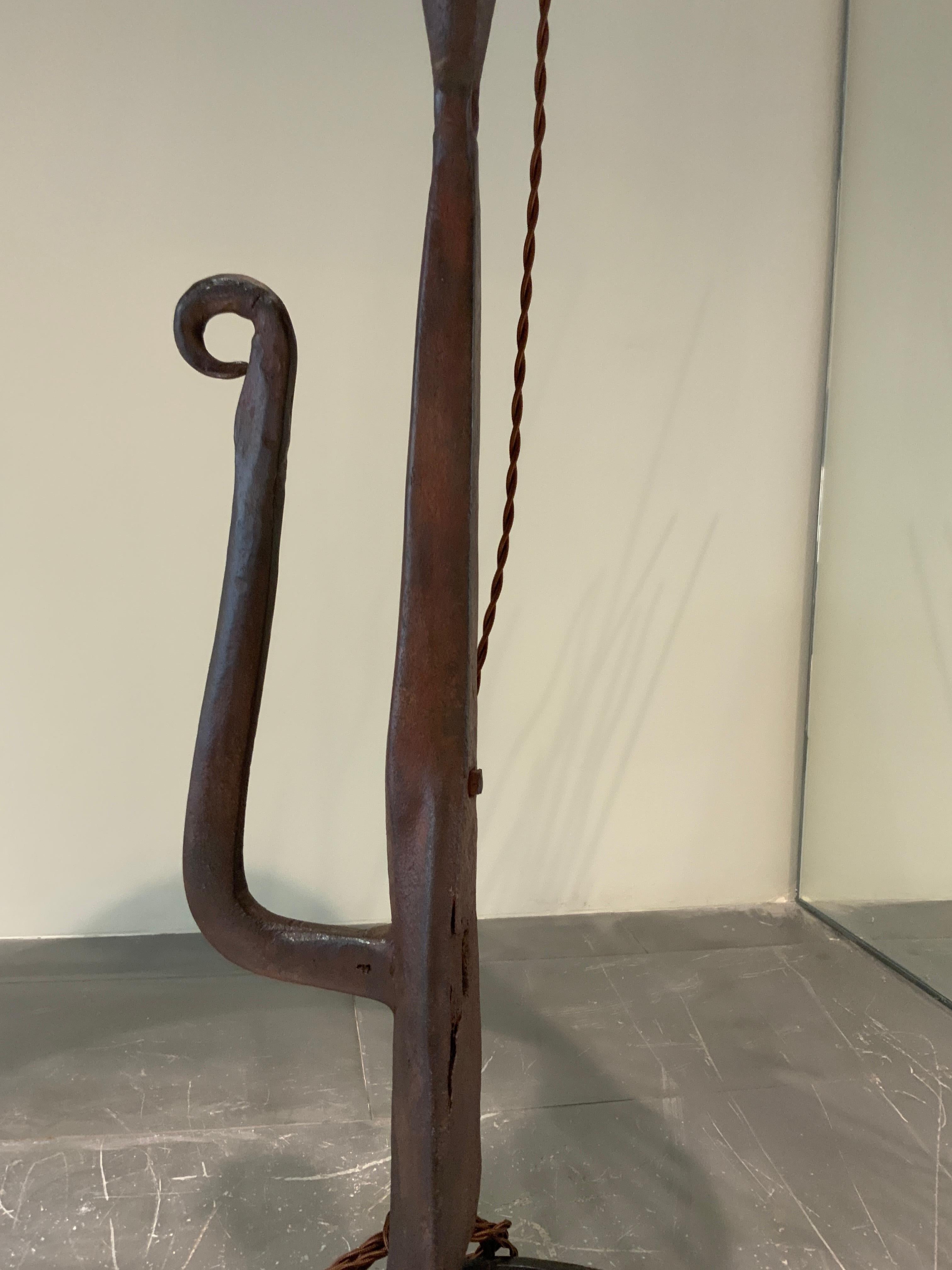 Lámpara francesa de hierro forjado circa 1950 en Bueno estado para la venta en PARIS, FR