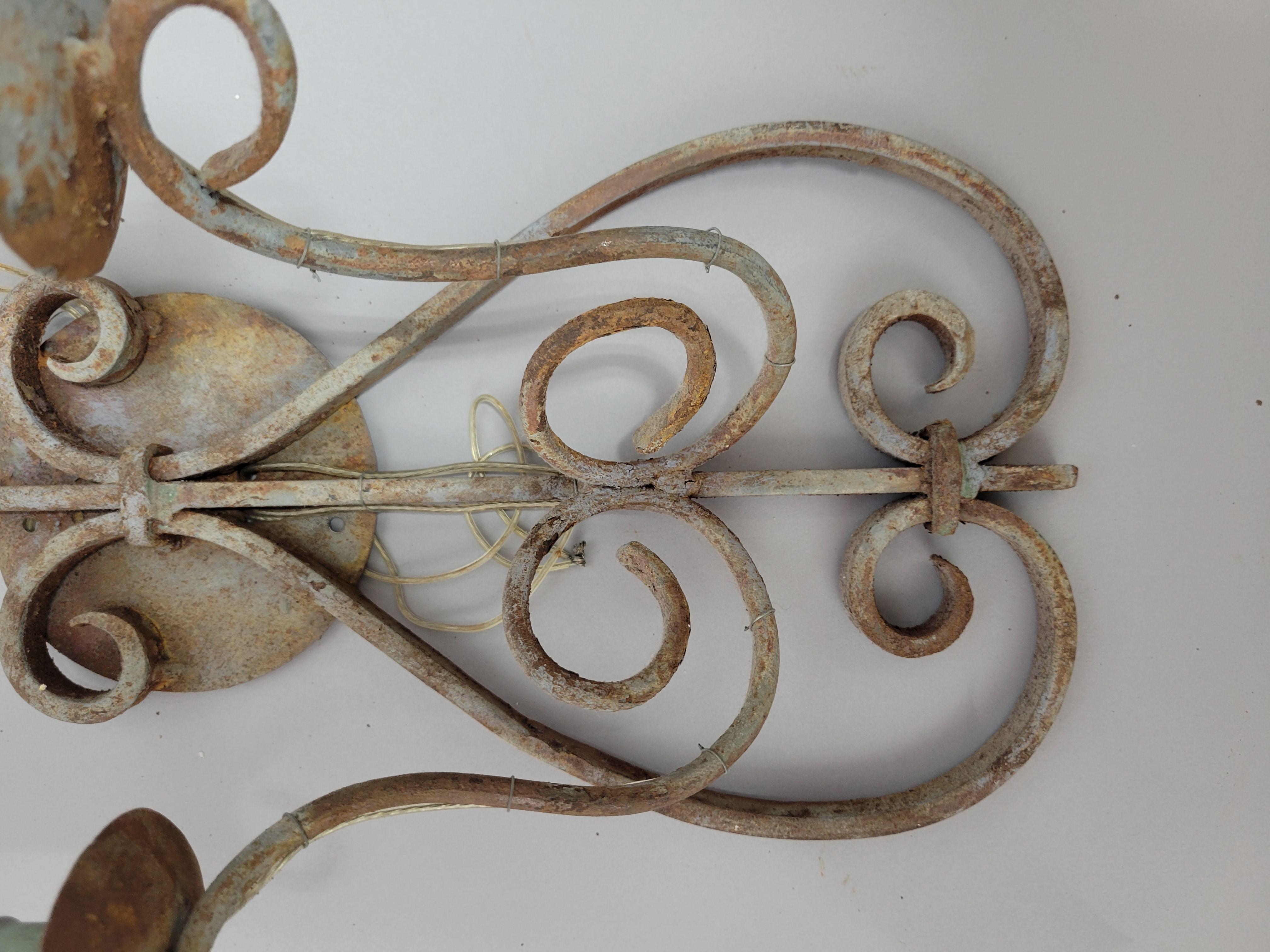 Provincial français Applique murale française en fer forgé -Electrifiée avec une charmante Patina en vente