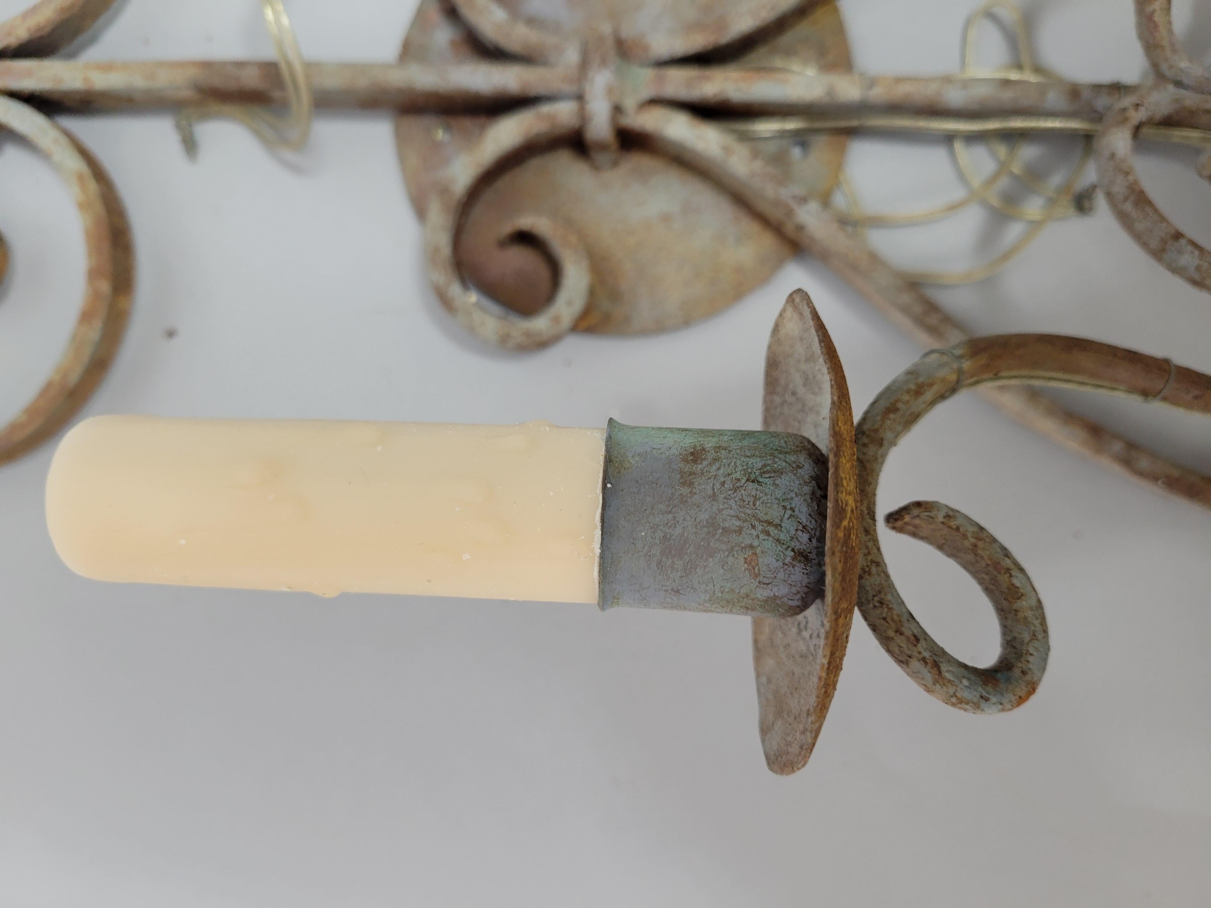 Français Applique murale française en fer forgé -Electrifiée avec une charmante Patina en vente
