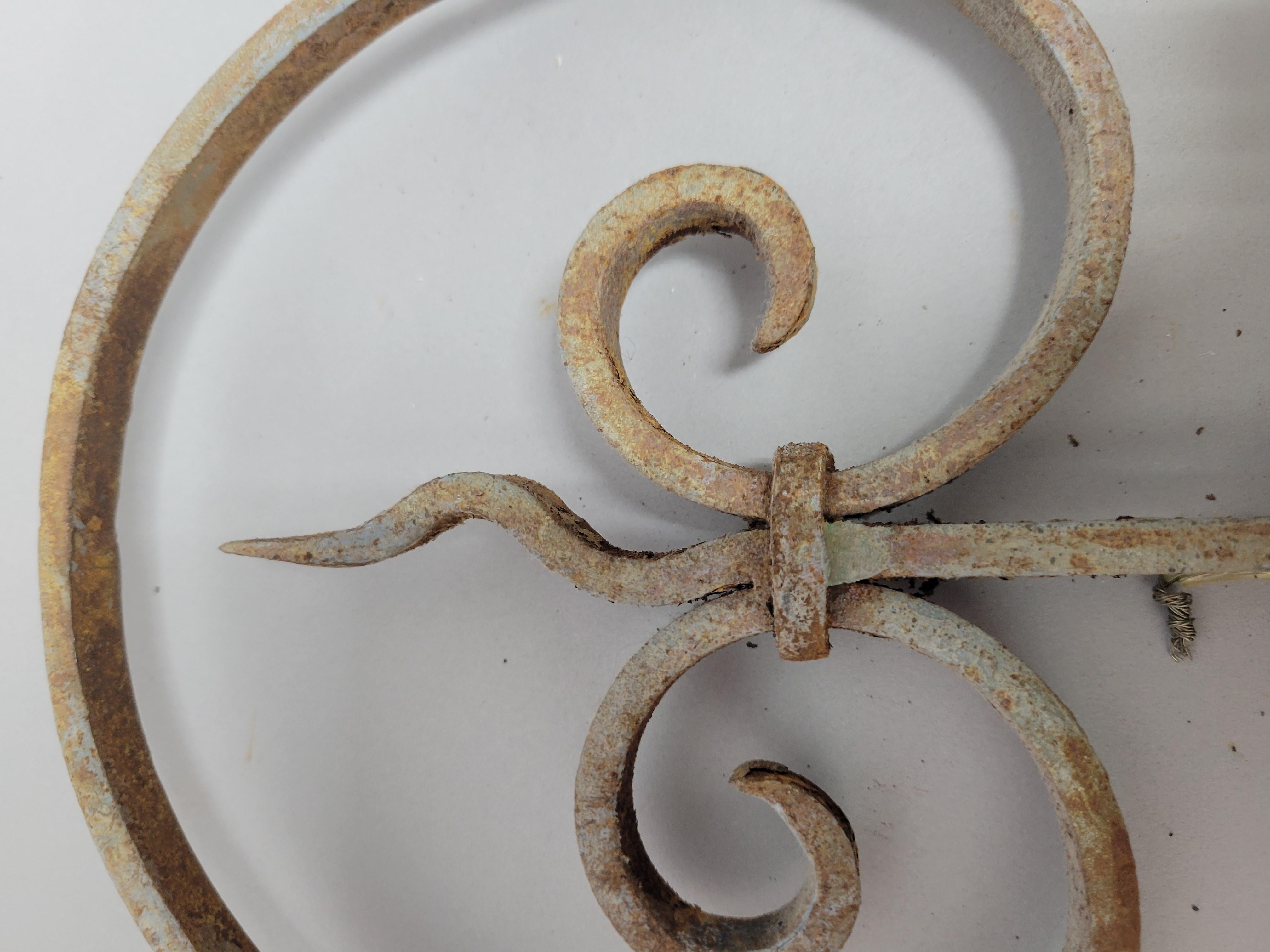 Patiné Applique murale française en fer forgé -Electrifiée avec une charmante Patina en vente