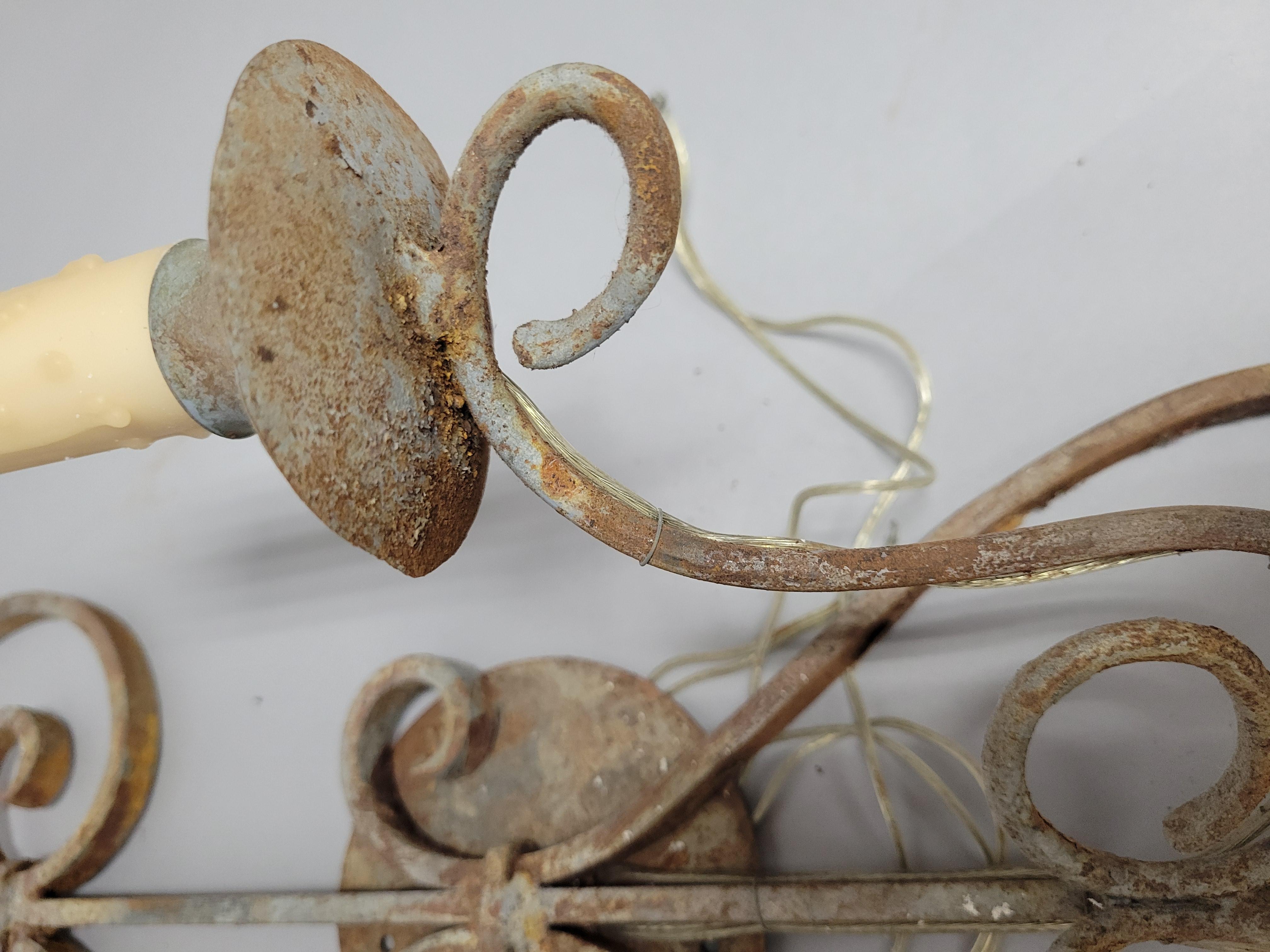 20ième siècle Applique murale française en fer forgé -Electrifiée avec une charmante Patina en vente