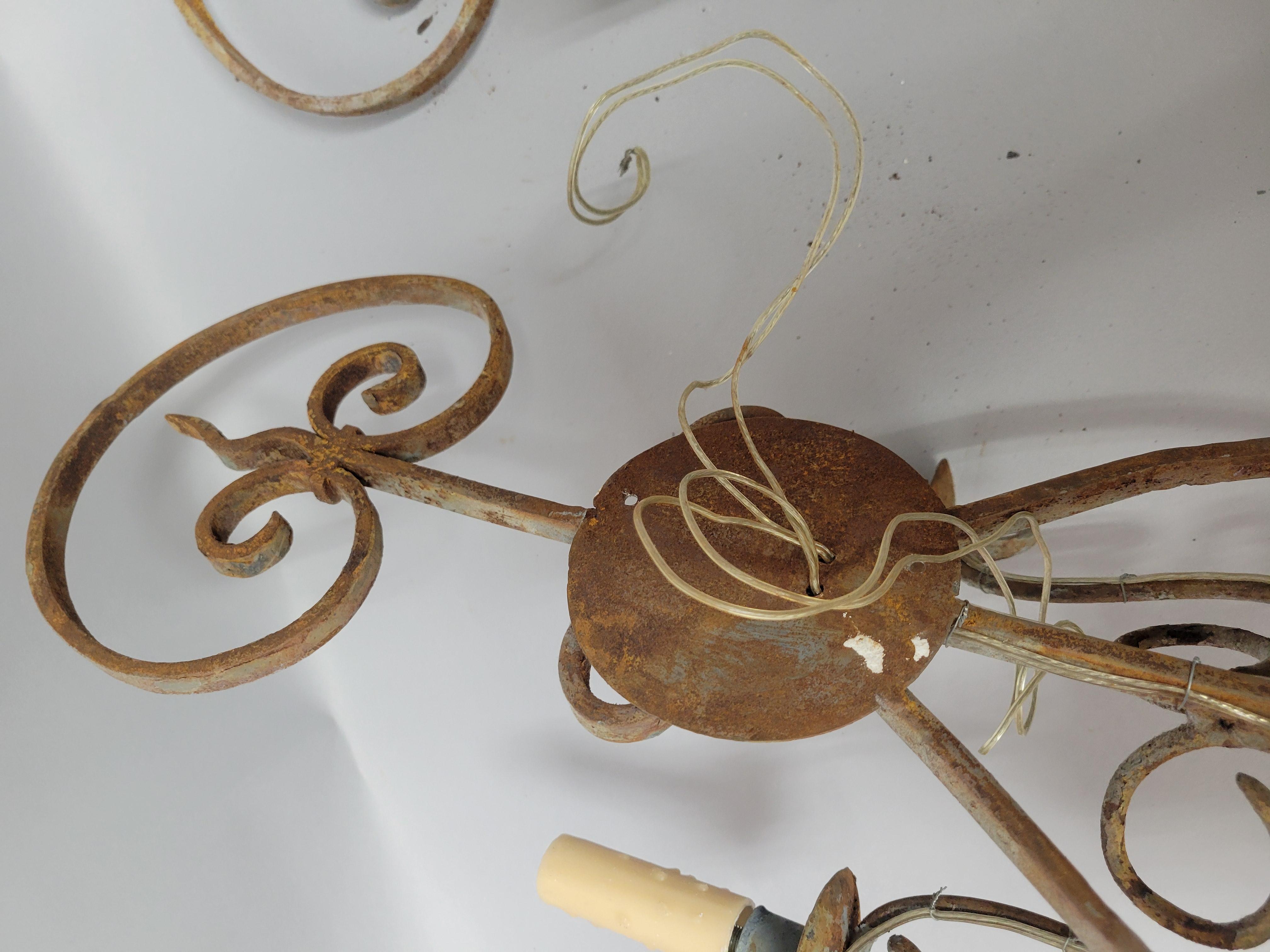 Fer forgé Applique murale française en fer forgé -Electrifiée avec une charmante Patina en vente