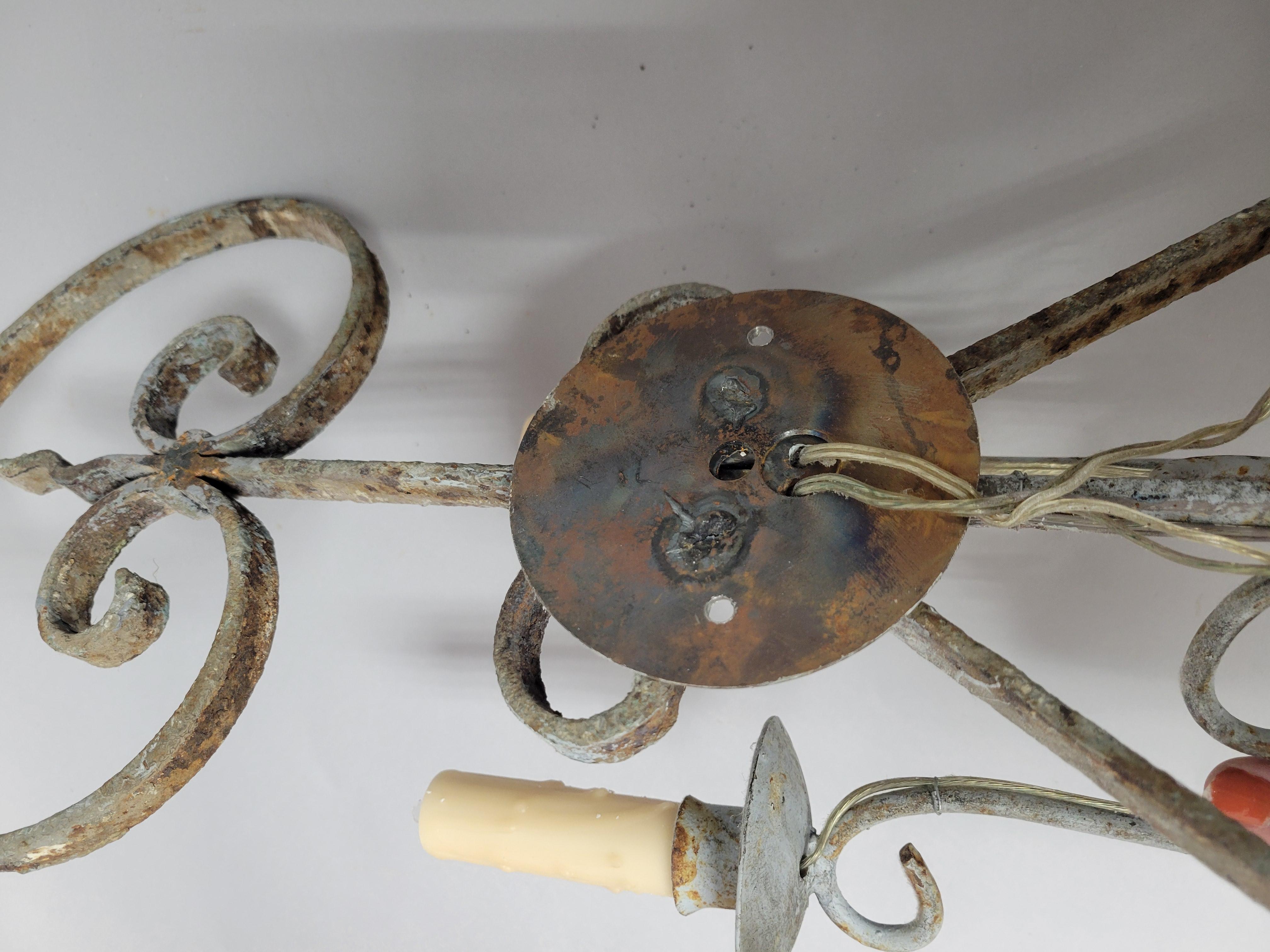 Apliques franceses de hierro forjado - Un par -Electrificados con pátina encantadora en venta 2