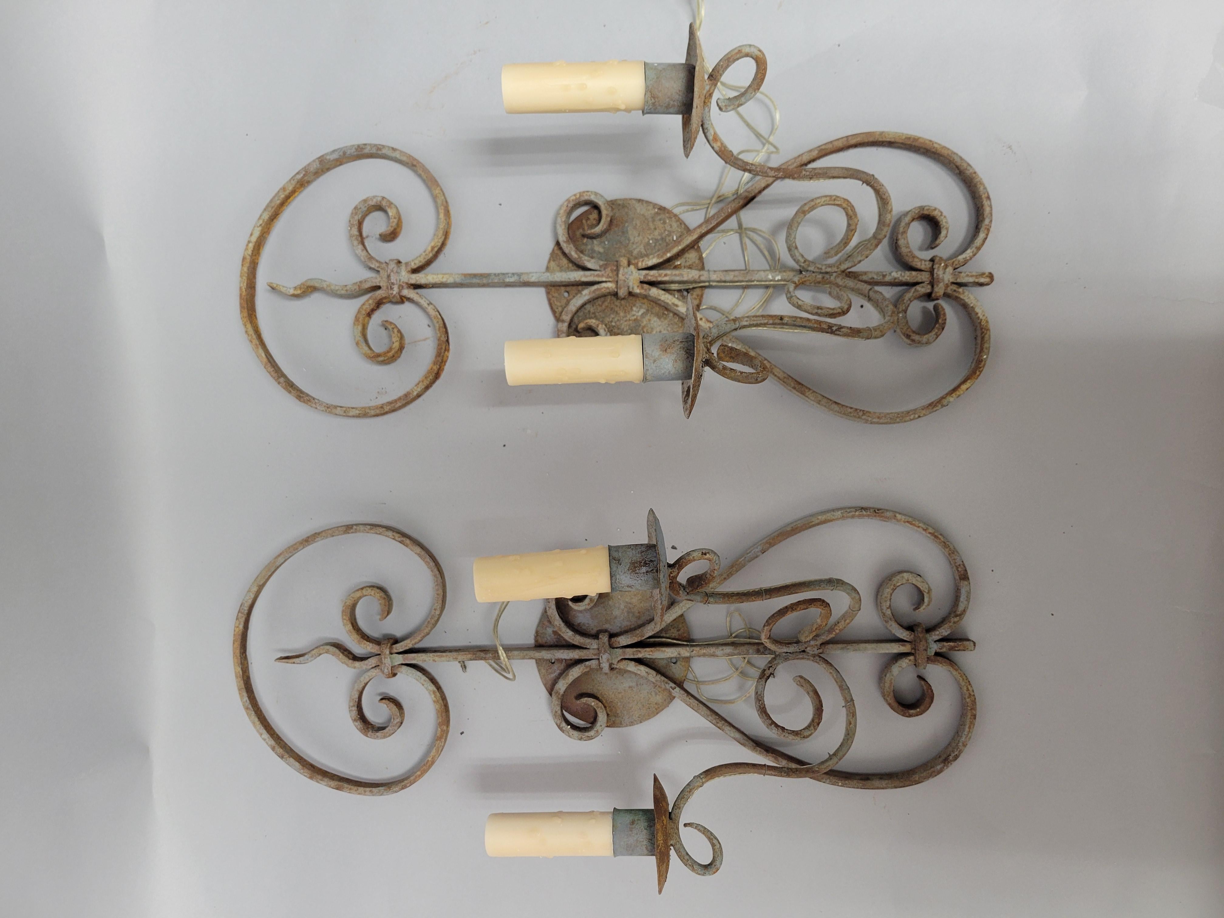 Apliques franceses de hierro forjado - Un par -Electrificados con pátina encantadora en venta 4