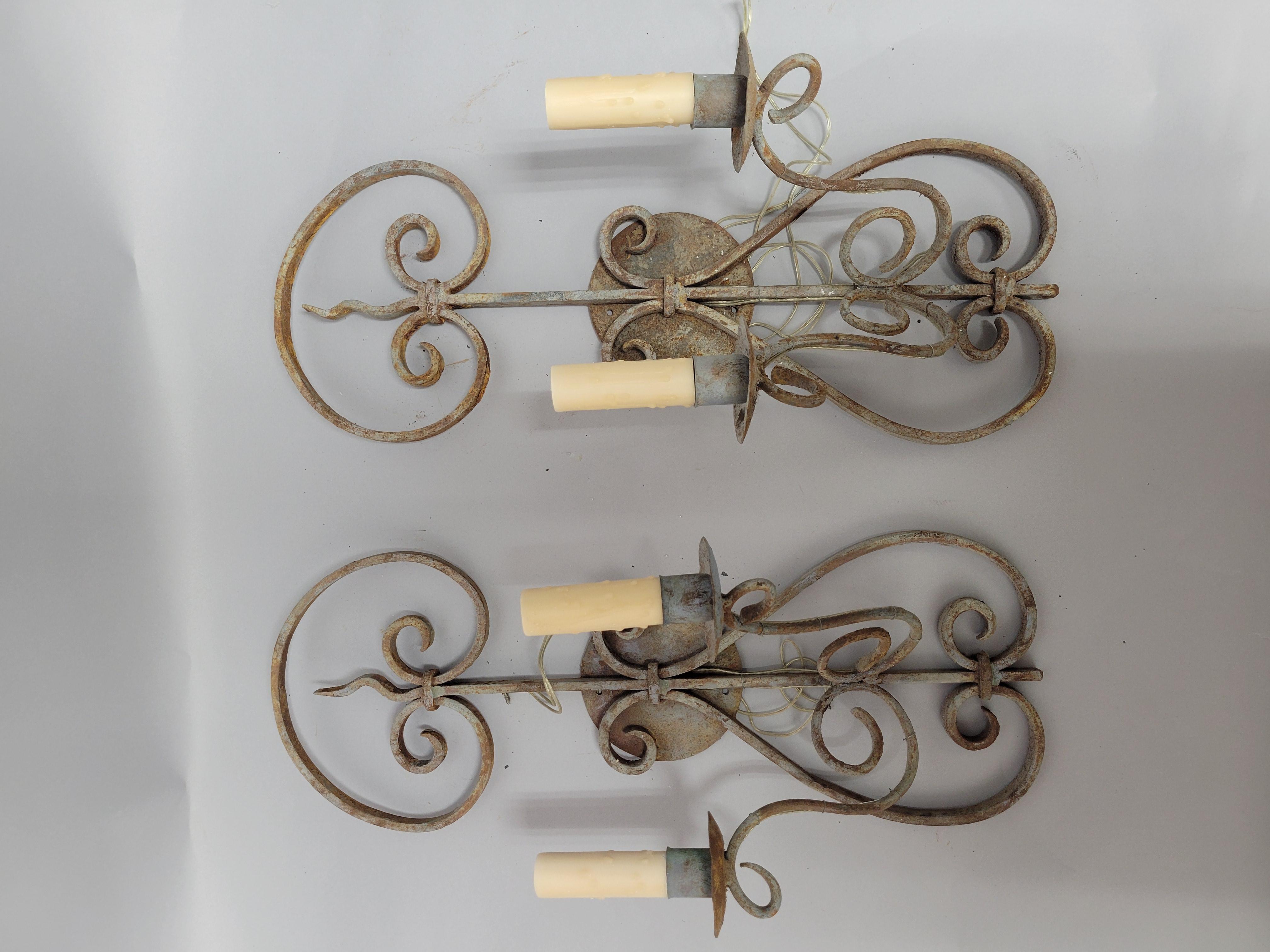 Apliques franceses de hierro forjado - Un par -Electrificados con pátina encantadora en venta 5