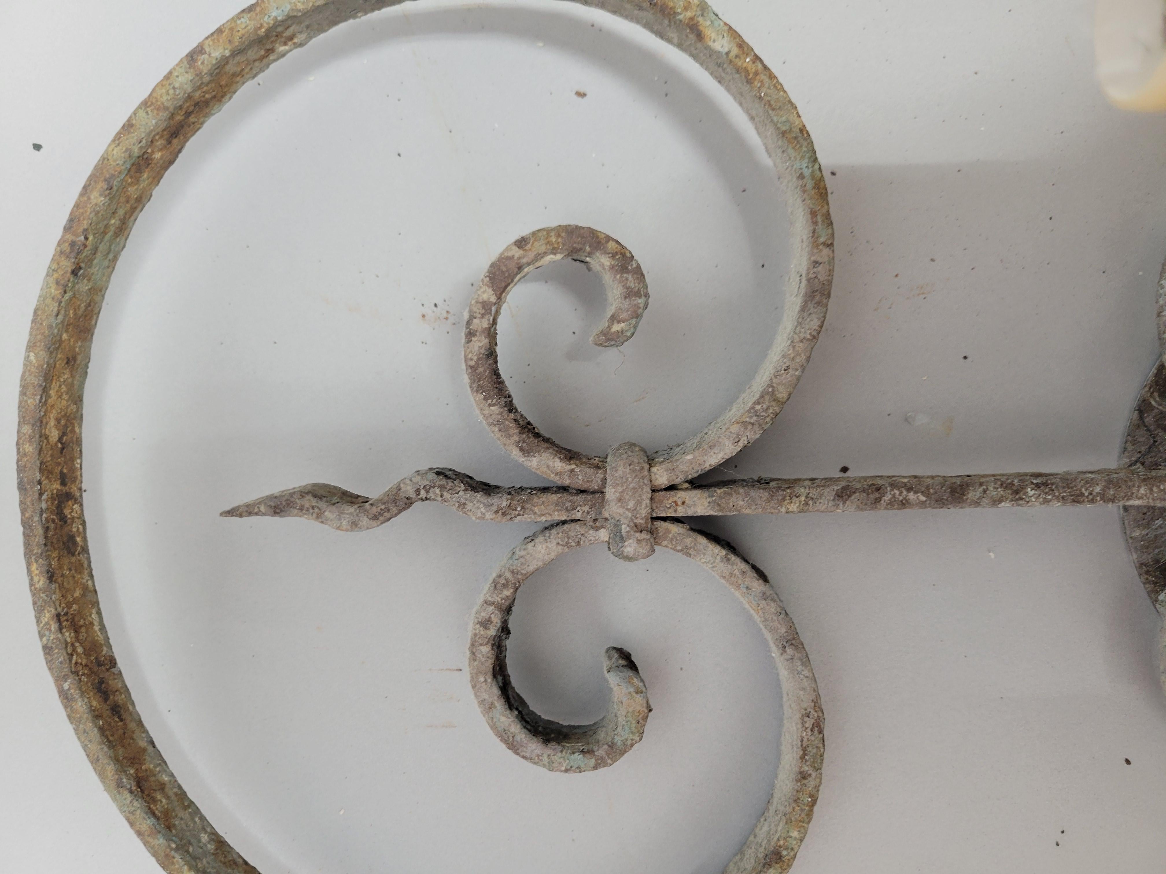 Apliques franceses de hierro forjado - Un par -Electrificados con pátina encantadora en Bueno estado para la venta en Cincinnati, OH