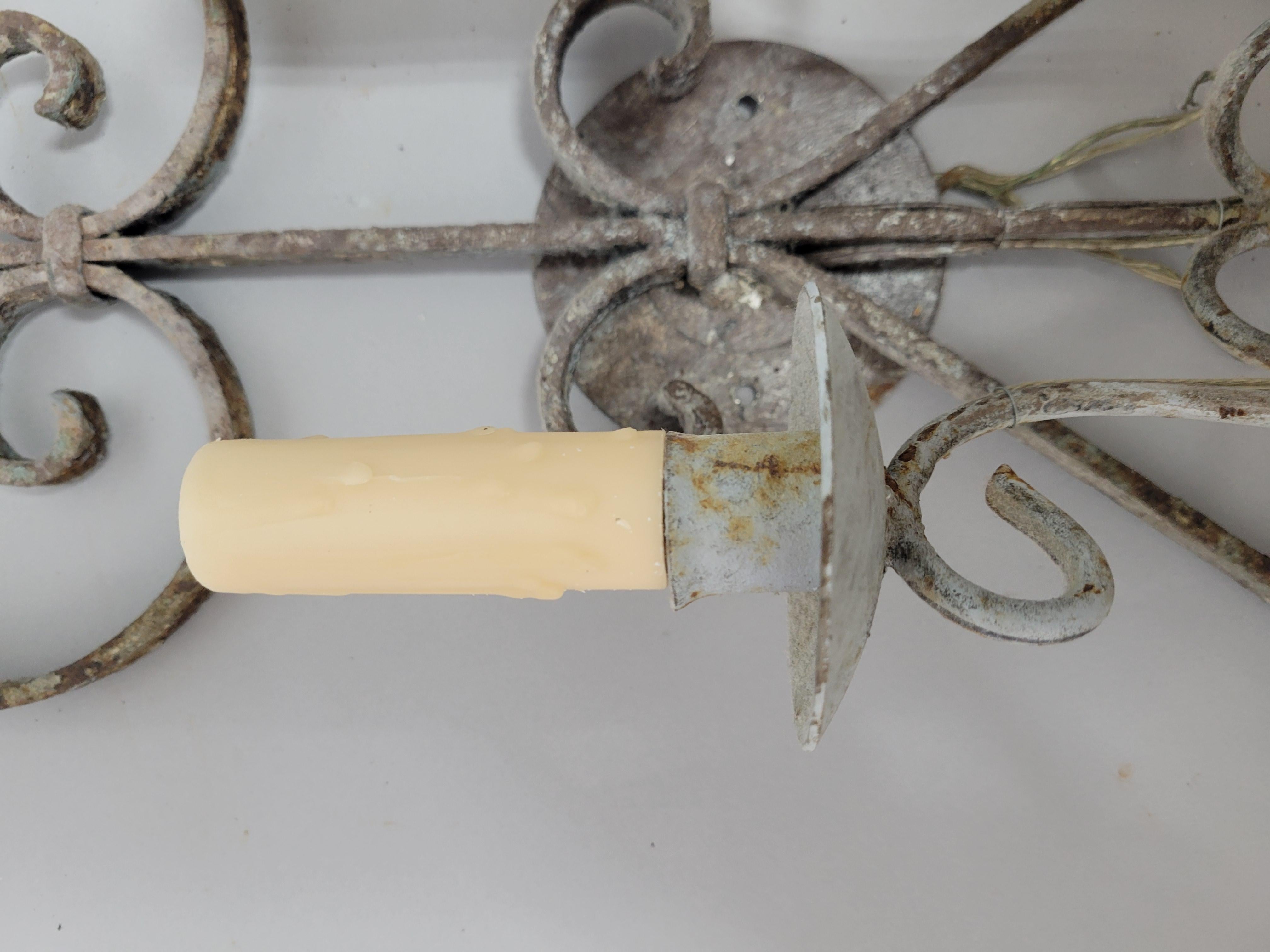 Apliques franceses de hierro forjado - Un par -Electrificados con pátina encantadora siglo XX en venta