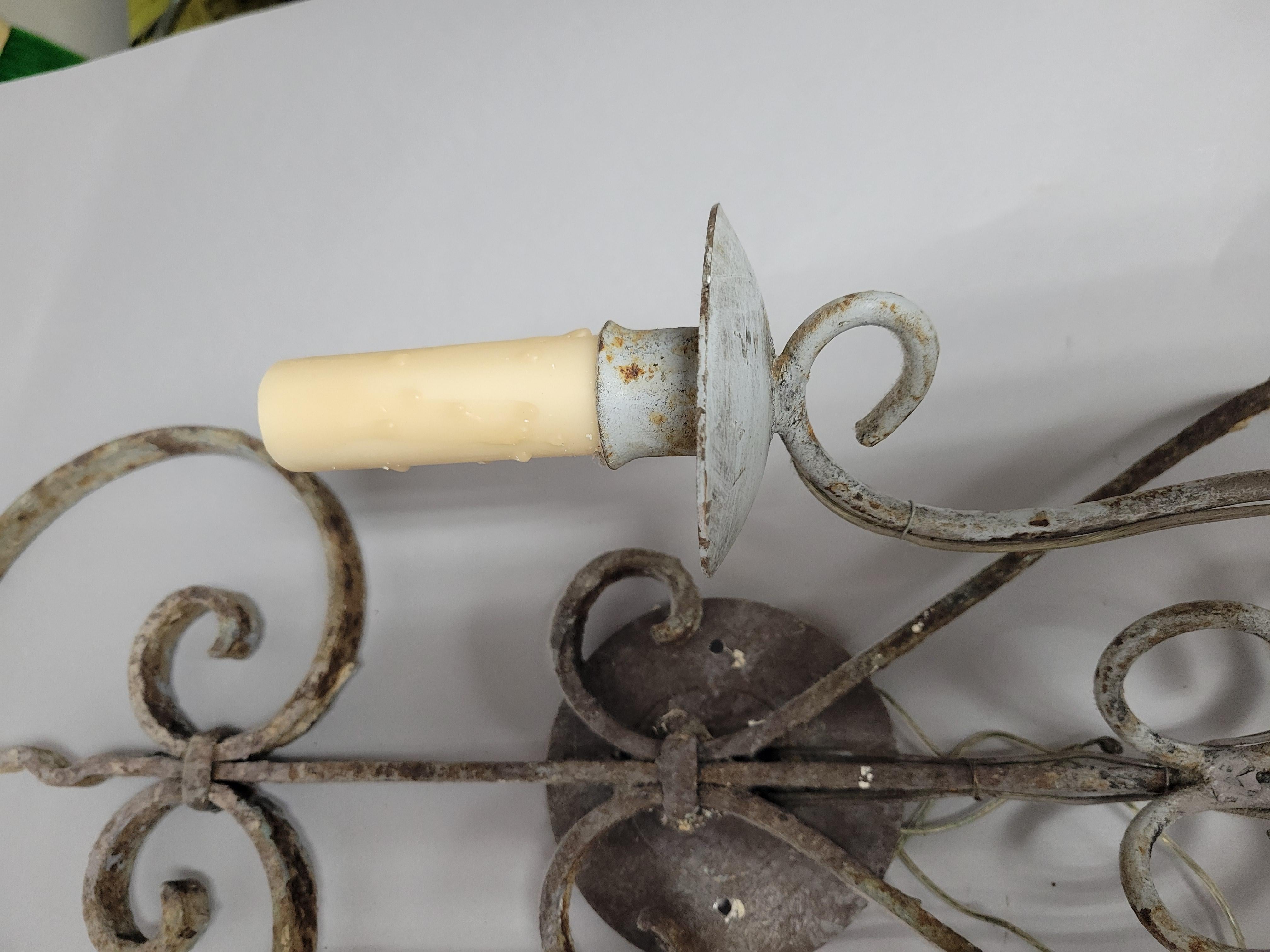 Apliques franceses de hierro forjado - Un par -Electrificados con pátina encantadora en venta 1