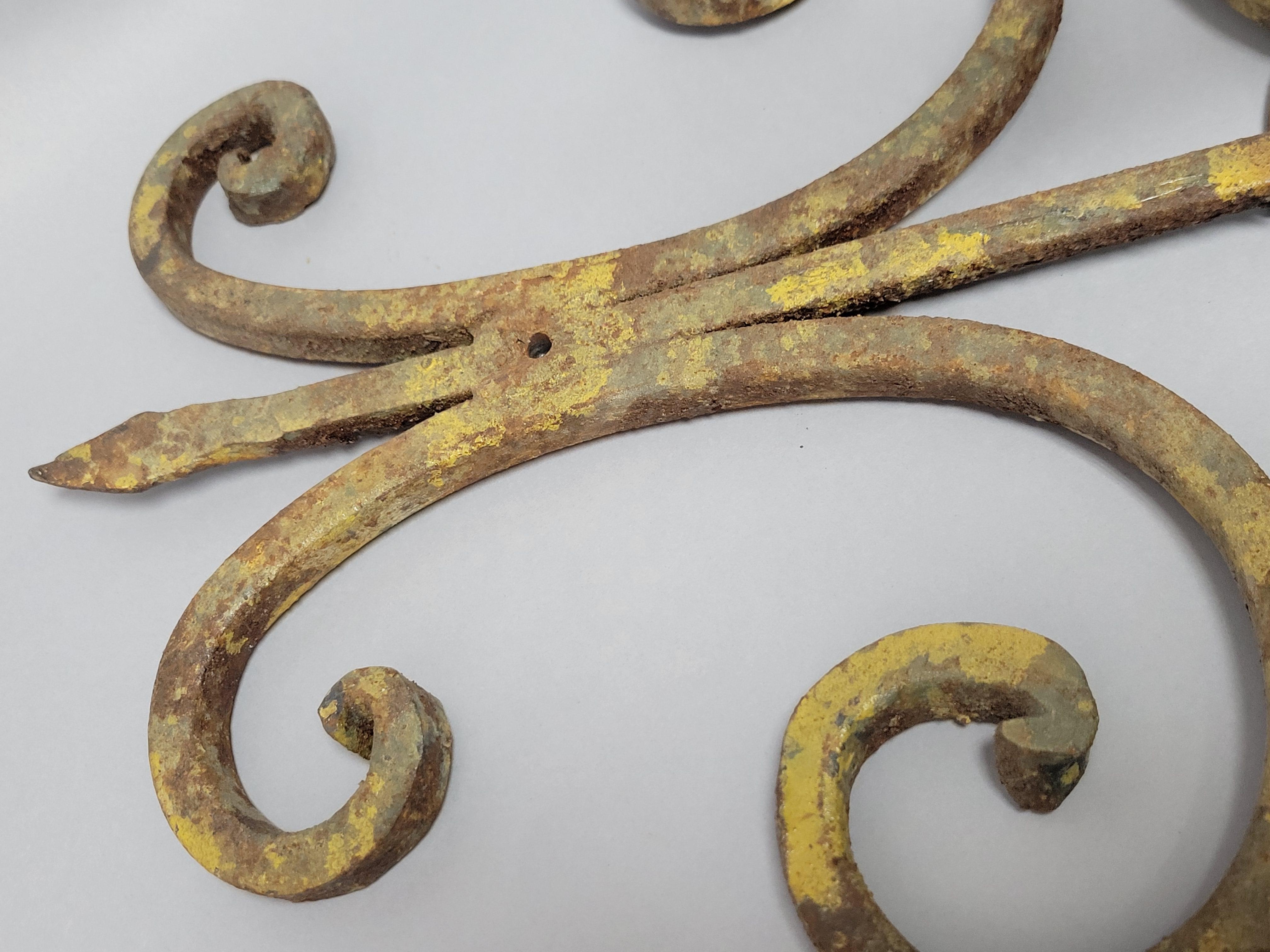 Apliques franceses de hierro forjado - Electrificados con pátina encantadora en venta 2