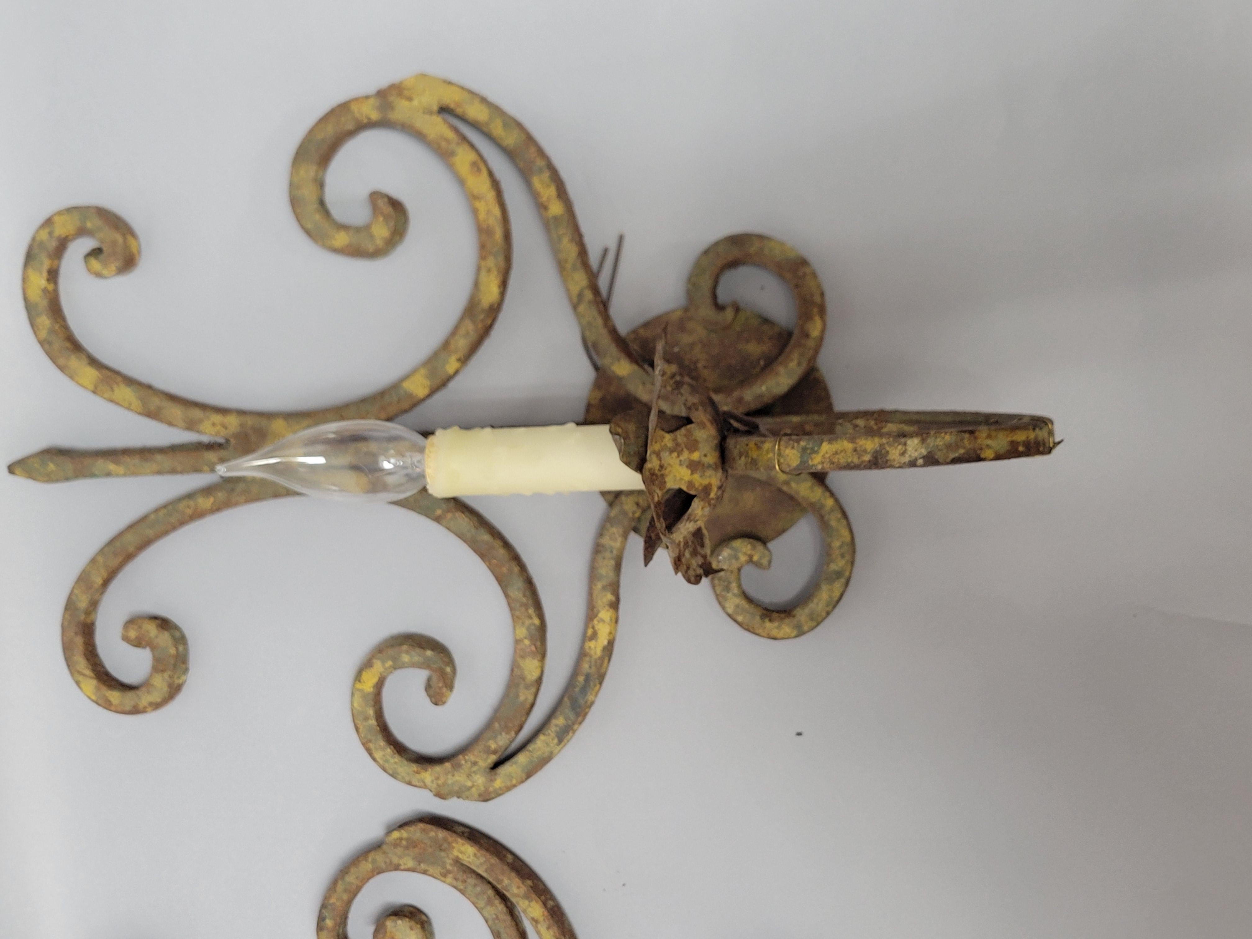  Apliques franceses de hierro forjado - Electrificados con pátina encantadora

Eleva la decoración de tu hogar con este exquisito par de apliques antiguos de hierro forjado, hechos a mano en Francia. Estas impresionantes piezas presentan una hermosa