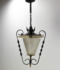 Schmiedeeiserne Deckenleuchte aus mattiertem Glas, Französische Laterne, um 1960