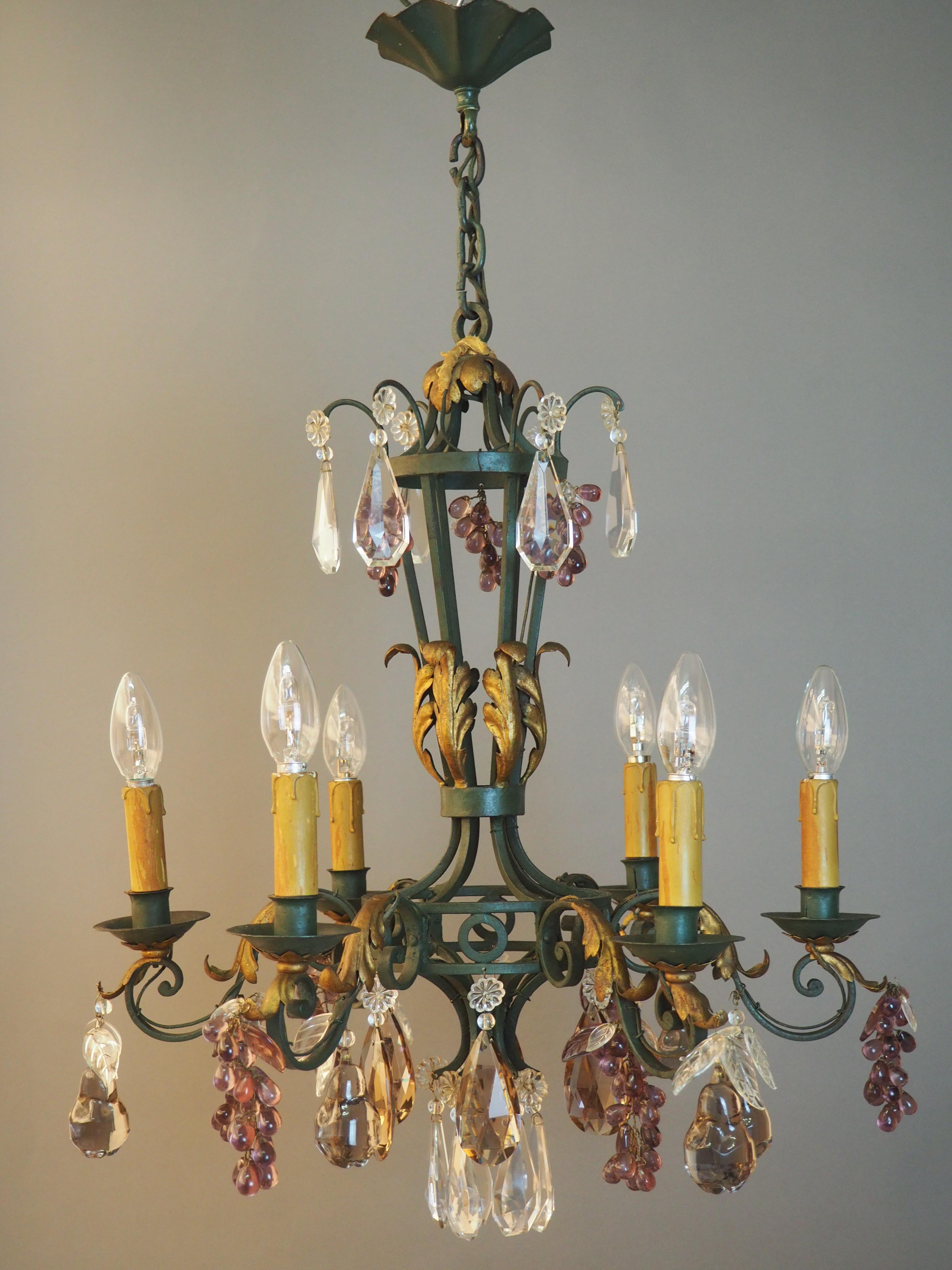 Lampadario in ferro battuto dipinto di verde e dorato con ametista e frutti, 1900 in vendita 4