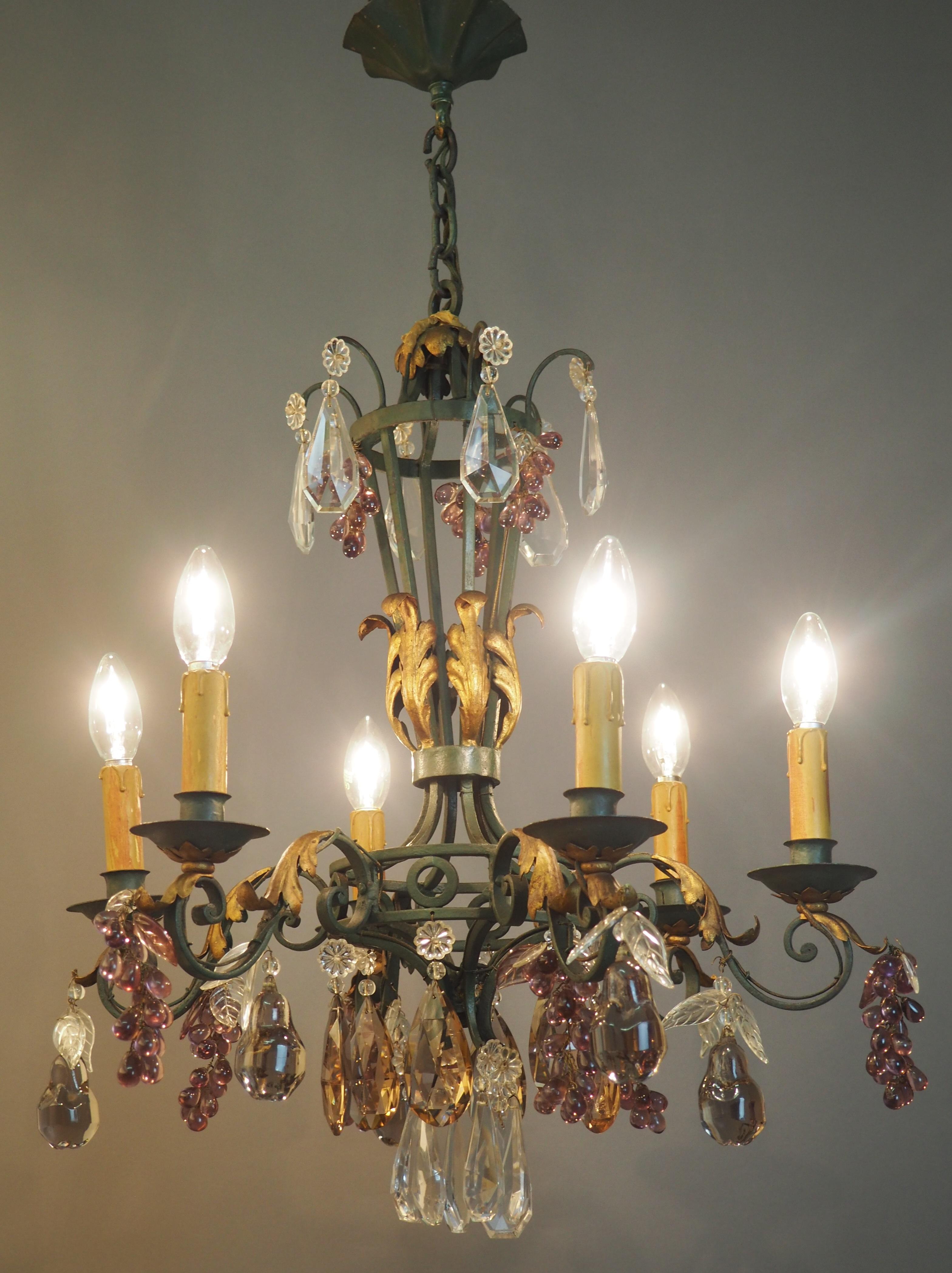 Belle Époque Lampadario in ferro battuto dipinto di verde e dorato con ametista e frutti, 1900 in vendita