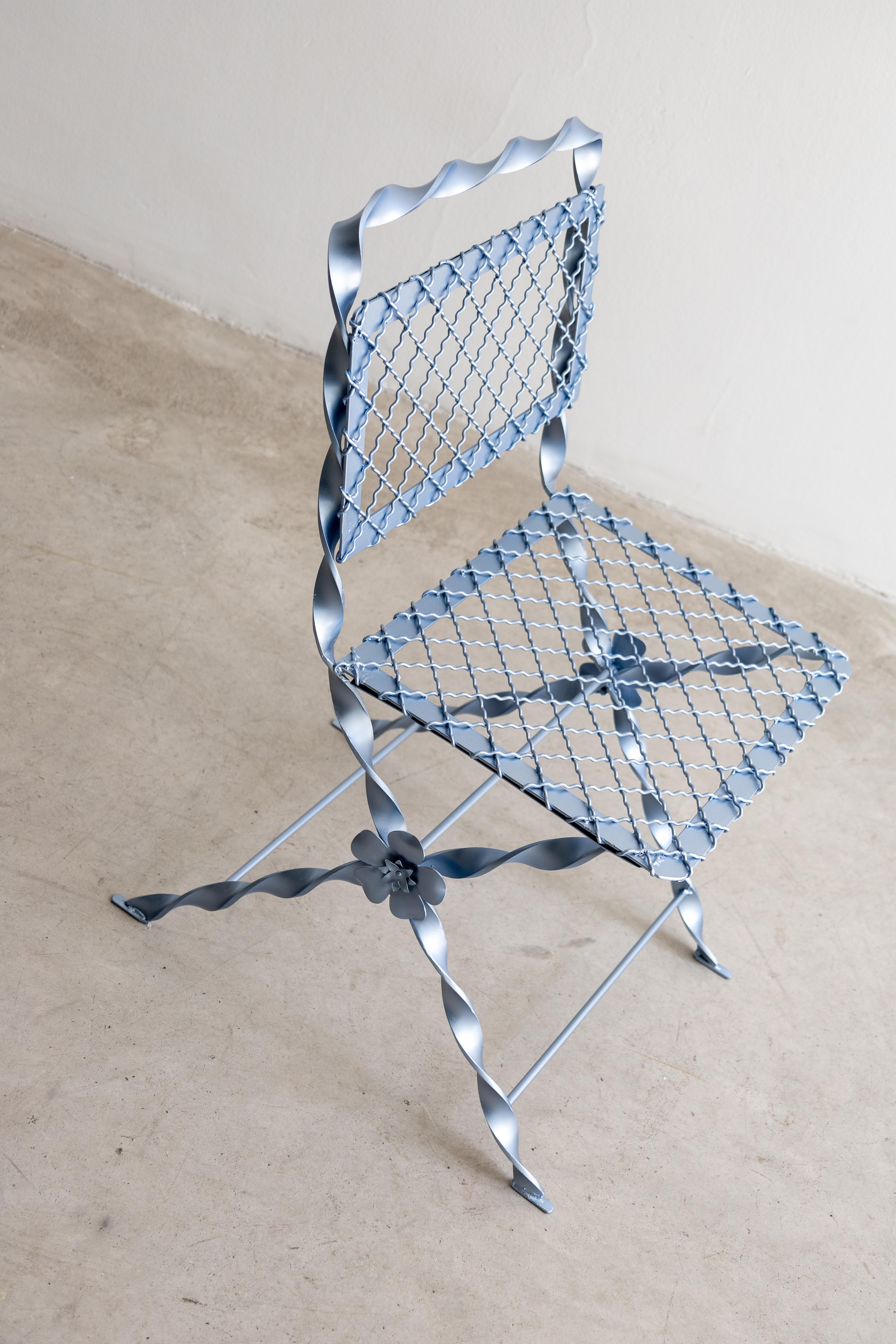 This is a unique contemporary piece based on the shape of a classic garden furniture set.


Romantic but strong, this chair is made of iron. Made up of three components: the twisted Solomonic plate, a diagonal wavy fabric that covers the backrest