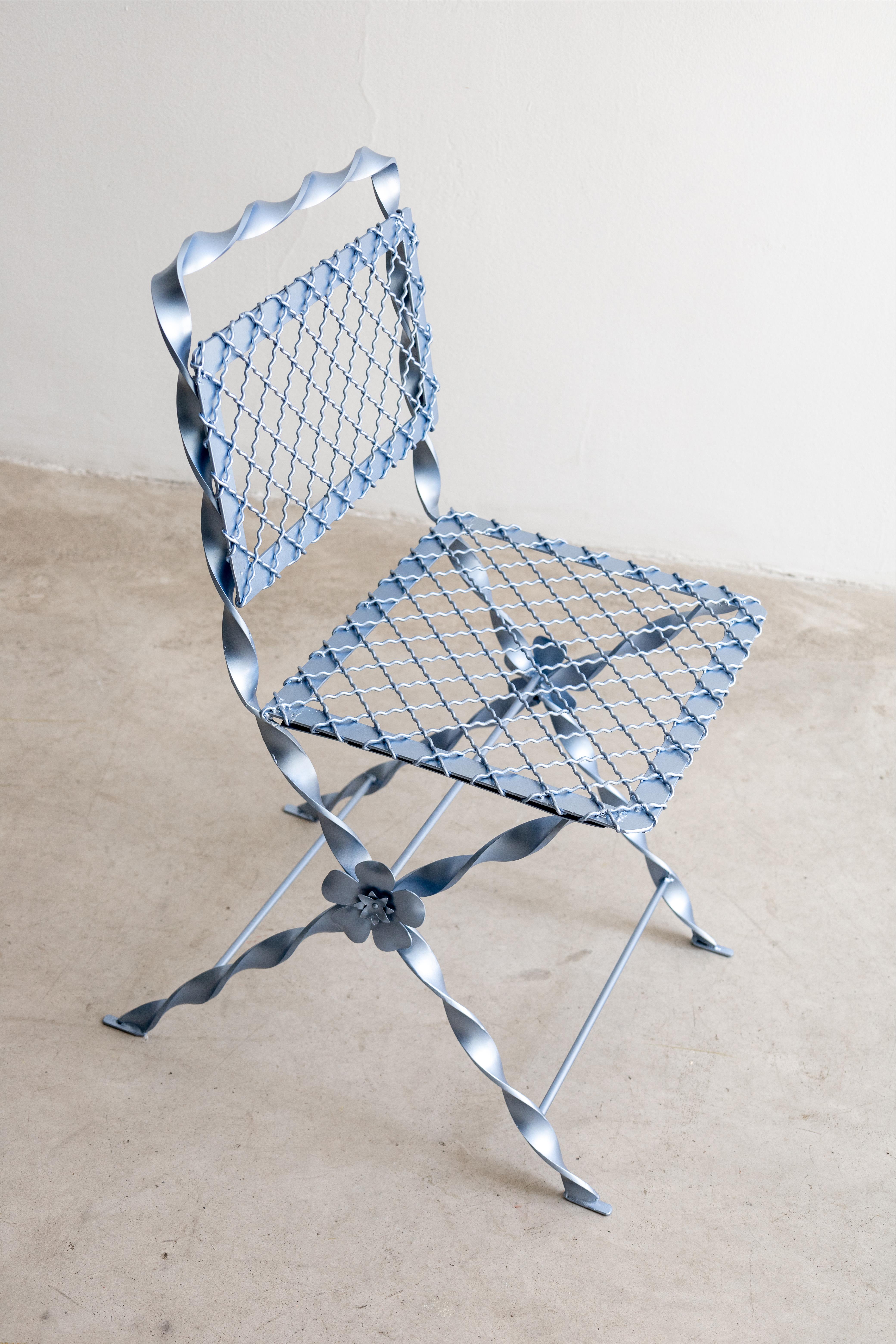 Espagnol Chaise de jardin en fer forgé finition bleu ciel métallisé Design contemporain en vente