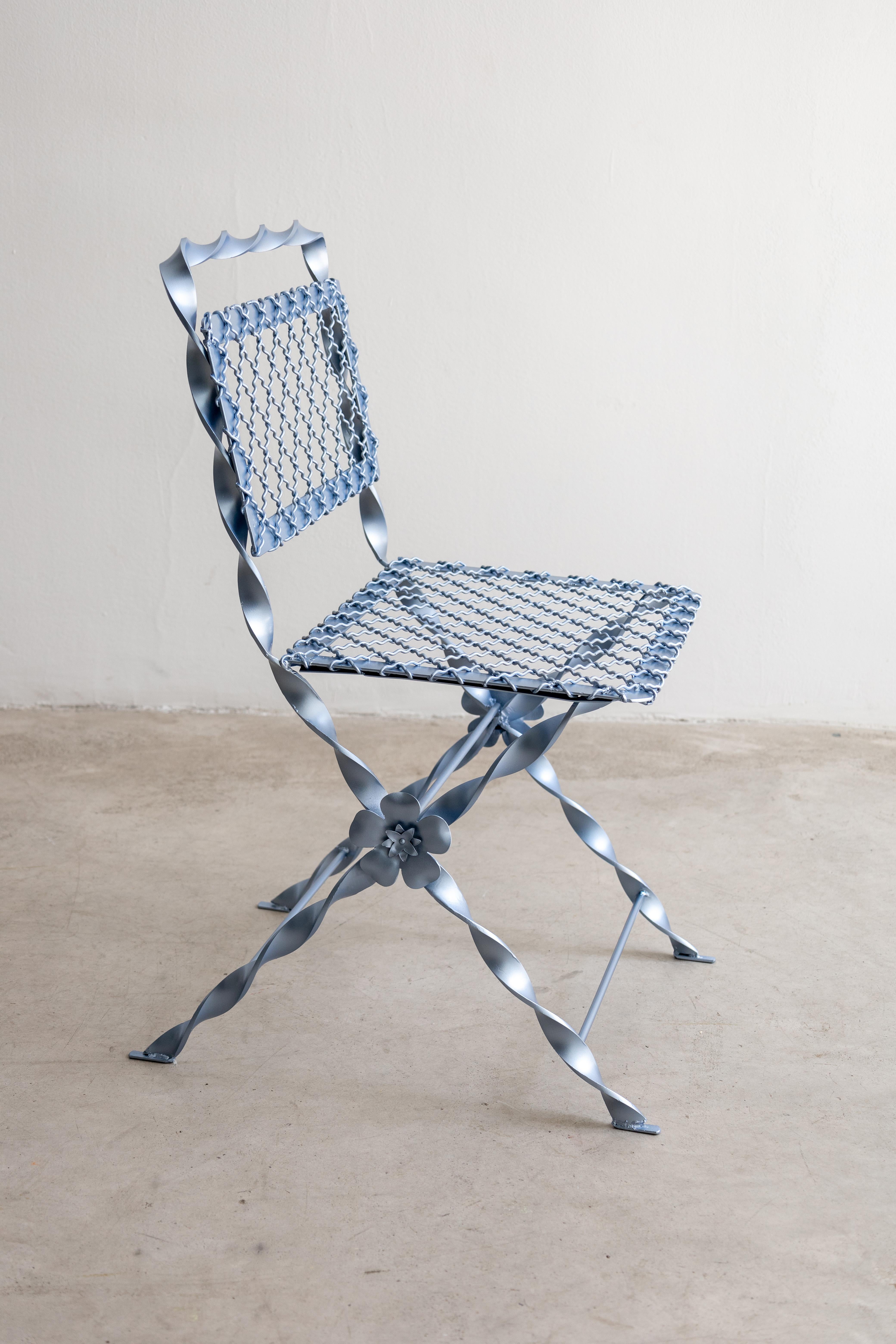 Forgé Chaise de jardin en fer forgé finition bleu ciel métallisé Design contemporain en vente