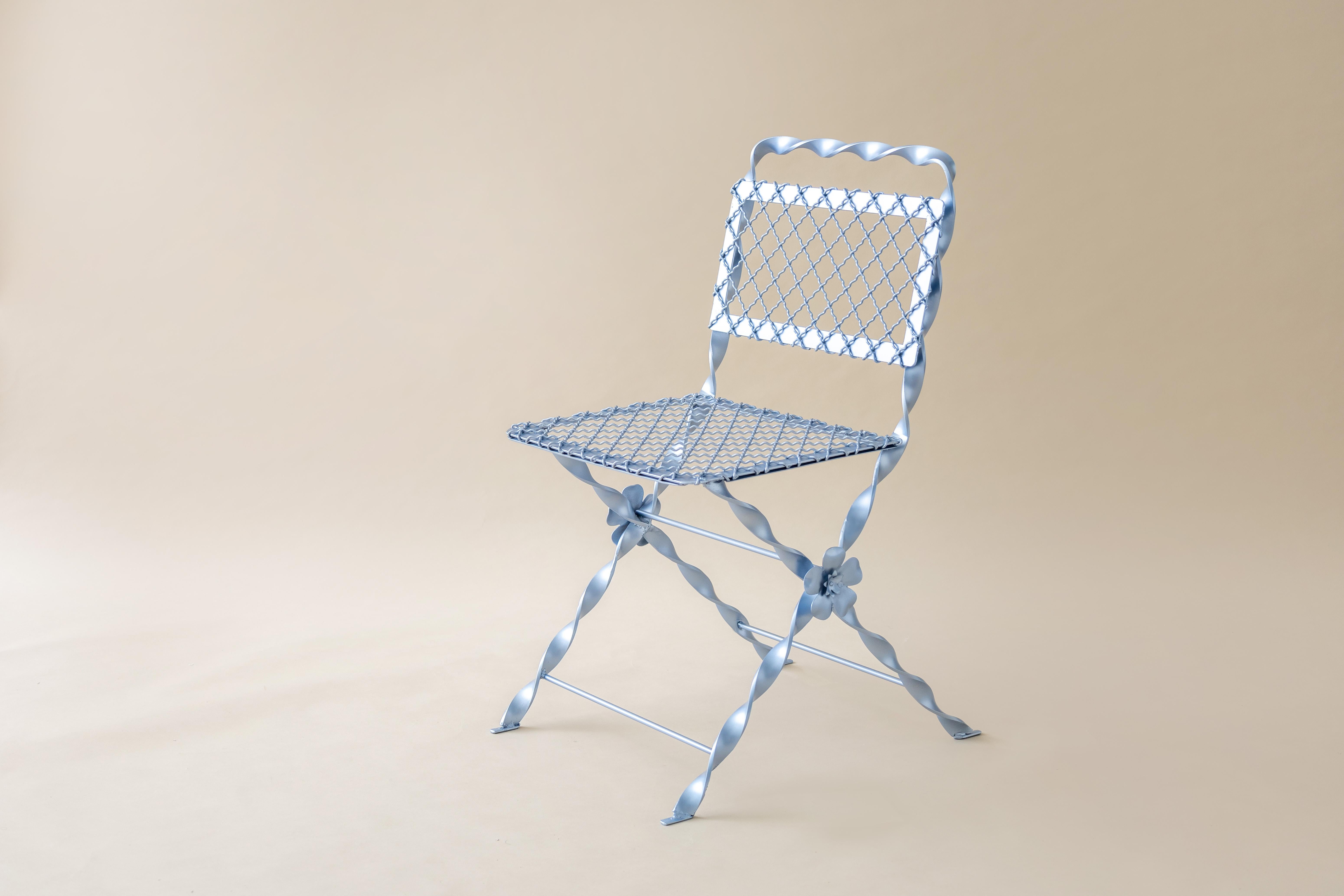 XXIe siècle et contemporain Chaise de jardin en fer forgé finition bleu ciel métallisé Design contemporain en vente