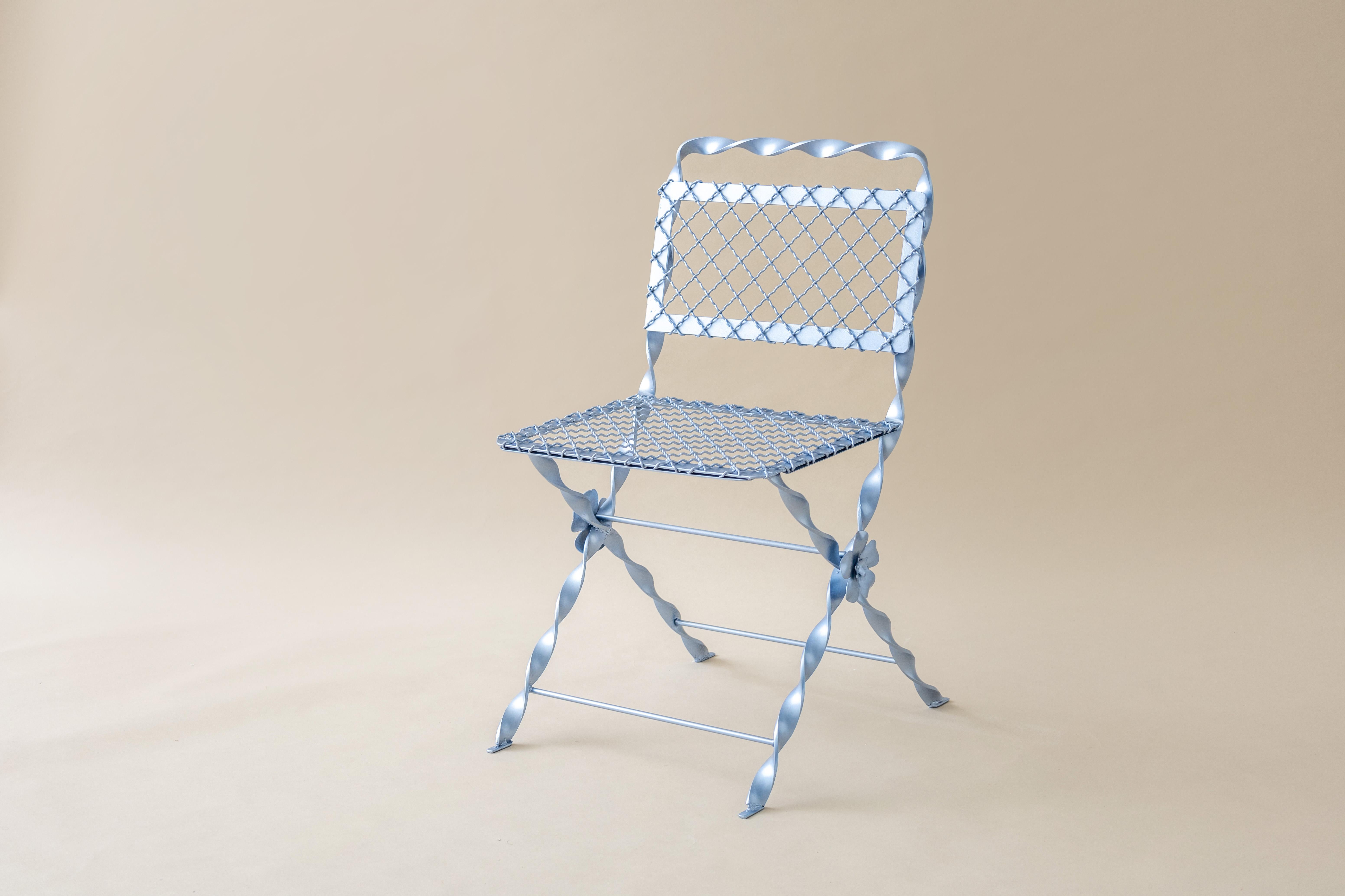 Fer forgé Chaise de jardin en fer forgé finition bleu ciel métallisé Design contemporain en vente