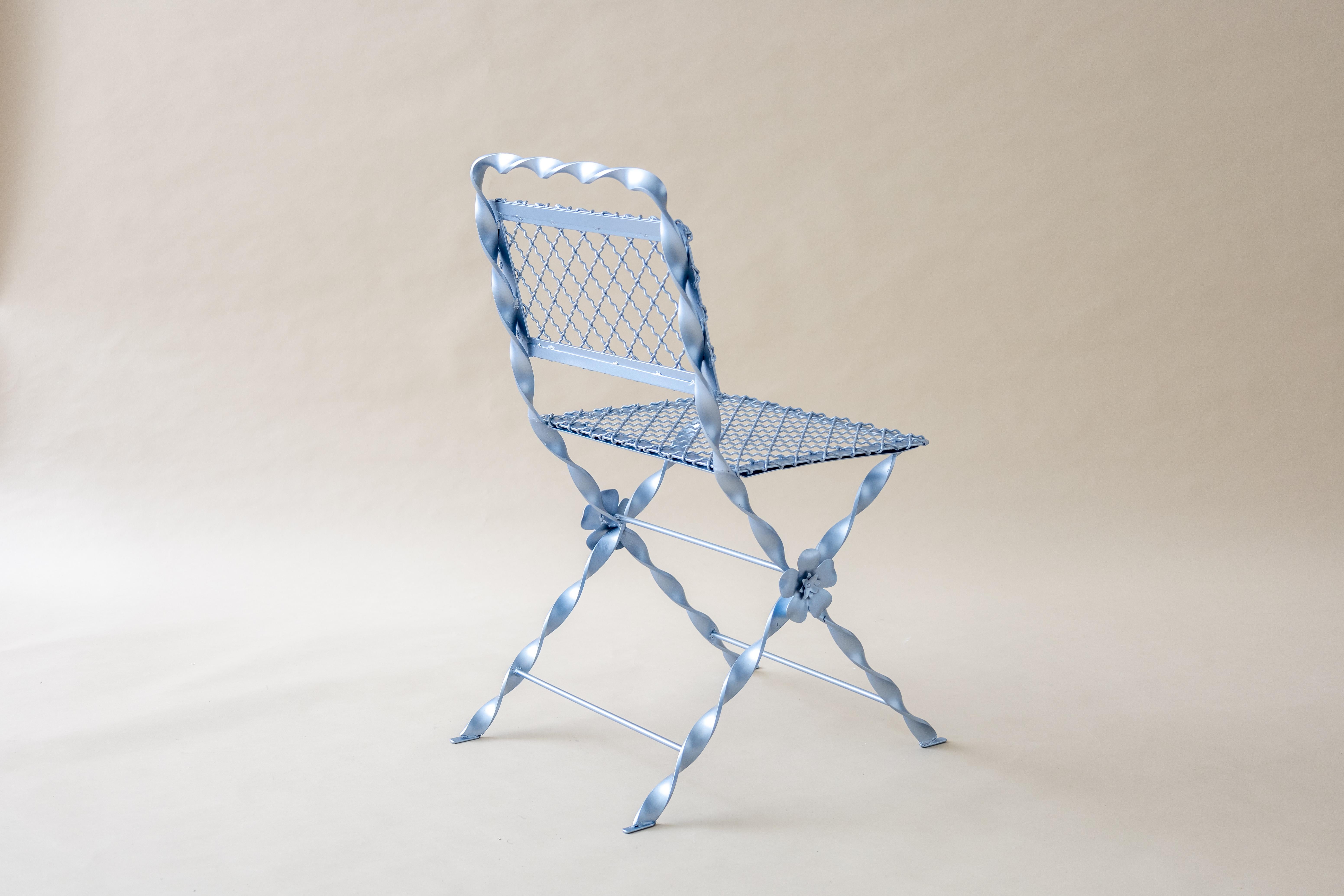 Chaise de jardin en fer forgé finition bleu ciel métallisé Design contemporain en vente 1