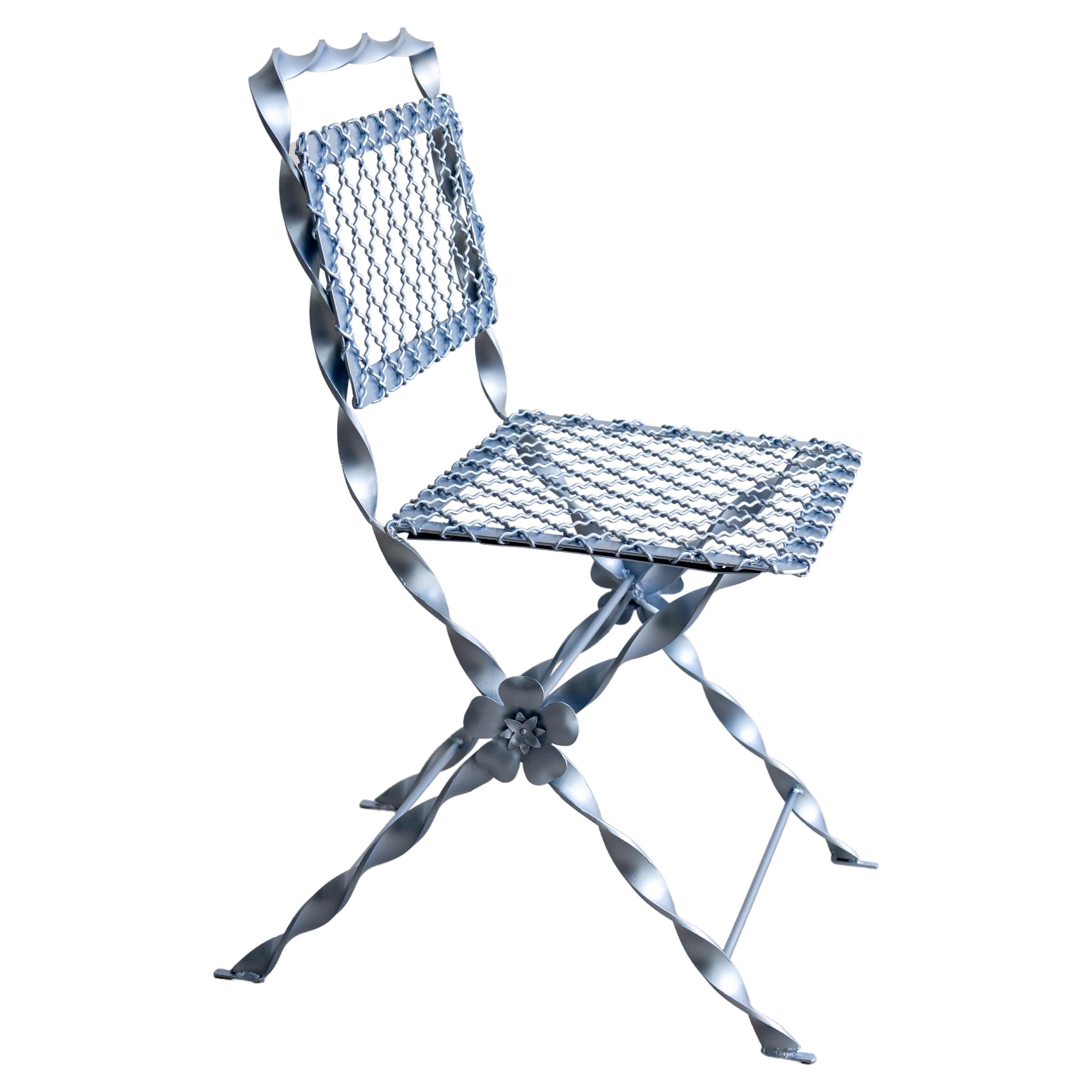 Chaise de jardin en fer forgé finition bleu ciel métallisé Design contemporain en vente