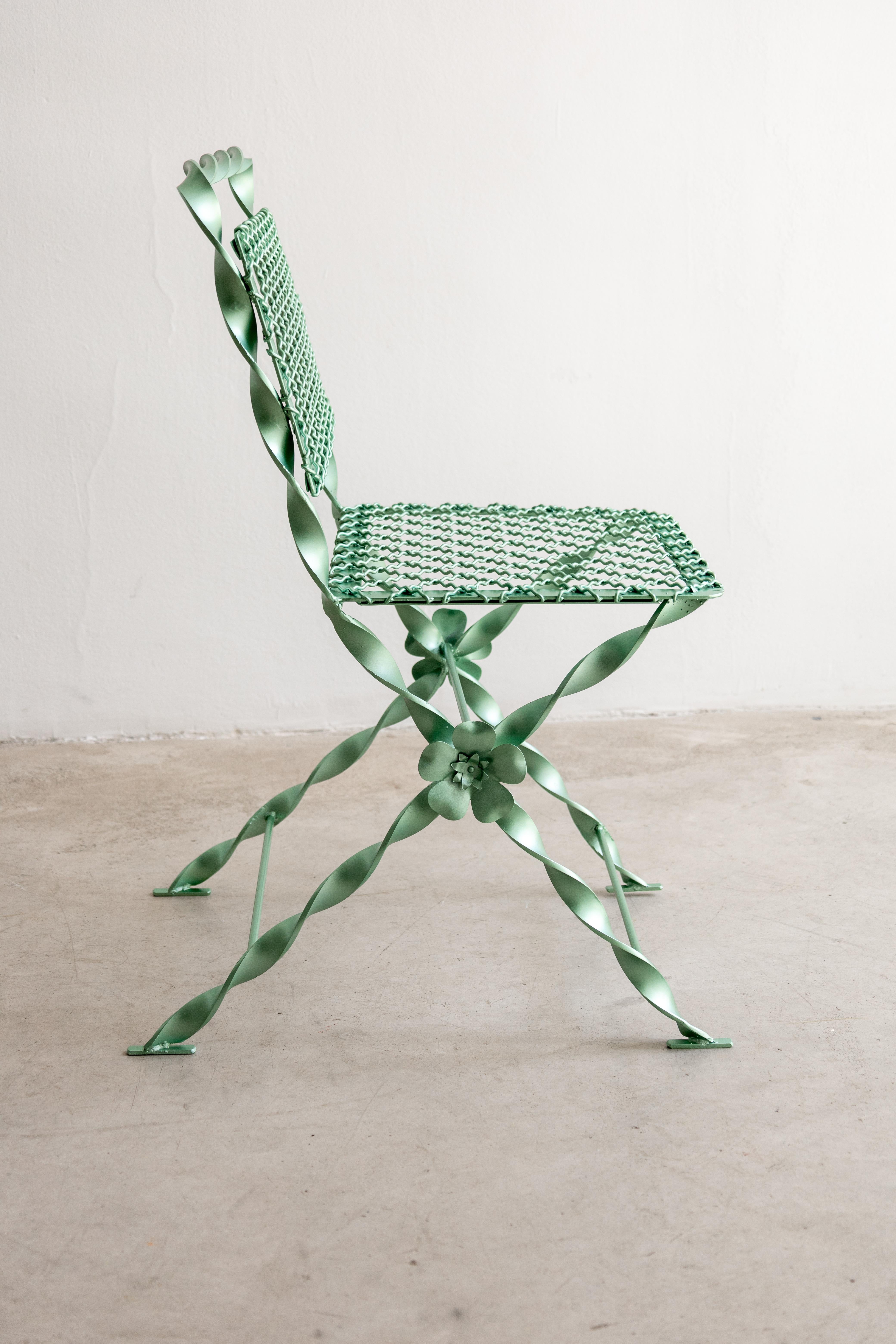 Espagnol Chaise de jardin en fer forgé finition vert Tyffany's Metallic Design contemporain en vente