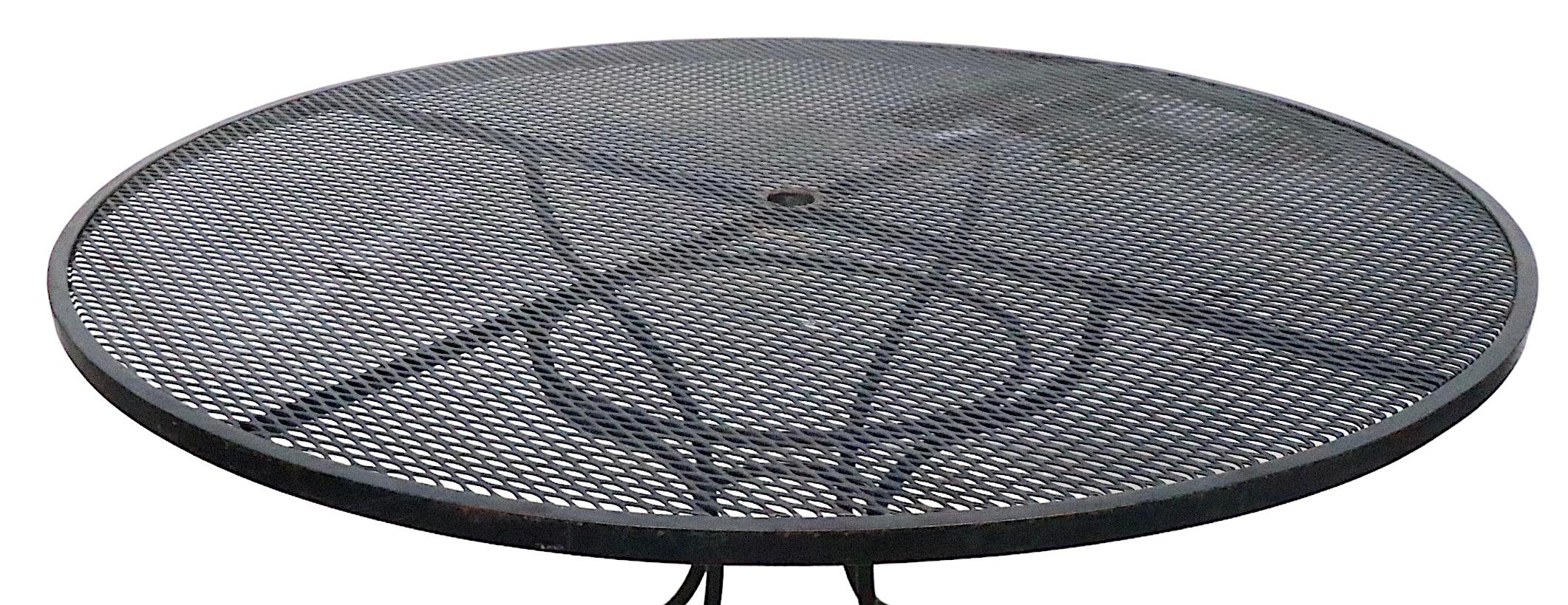 Wrought Iron Garden Patio Dining Table Taj Mahal by Salterini circa 1950/60s In Good Condition For Sale In New York, NY