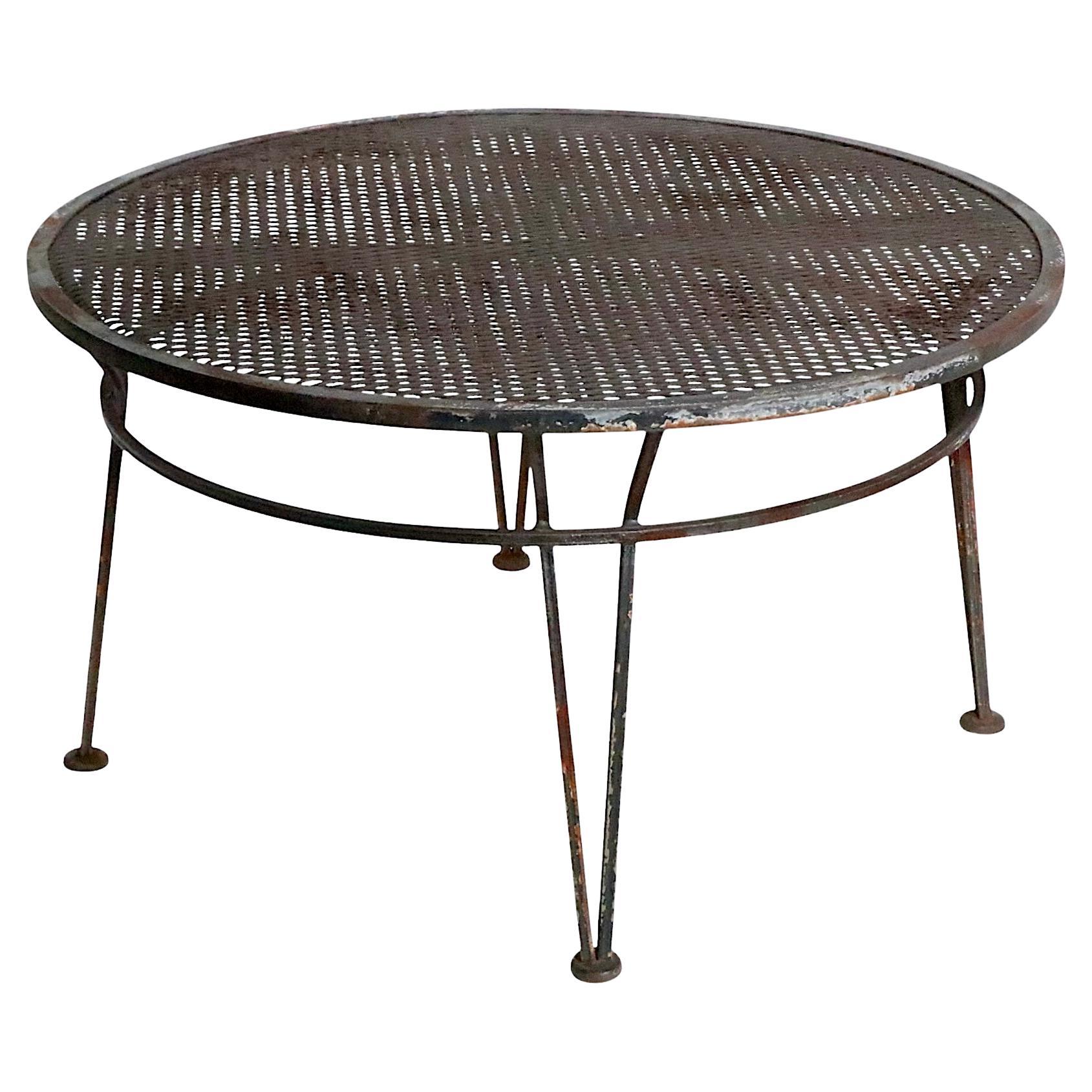 Table basse de jardin, de patio ou de piscine en fer forgé de style architectural chic du milieu du siècle, conçue par Maurizio Tempestini pour Salterini dans le cadre de la très recherchée série Radar. La table est composée d'une base en fer forgé