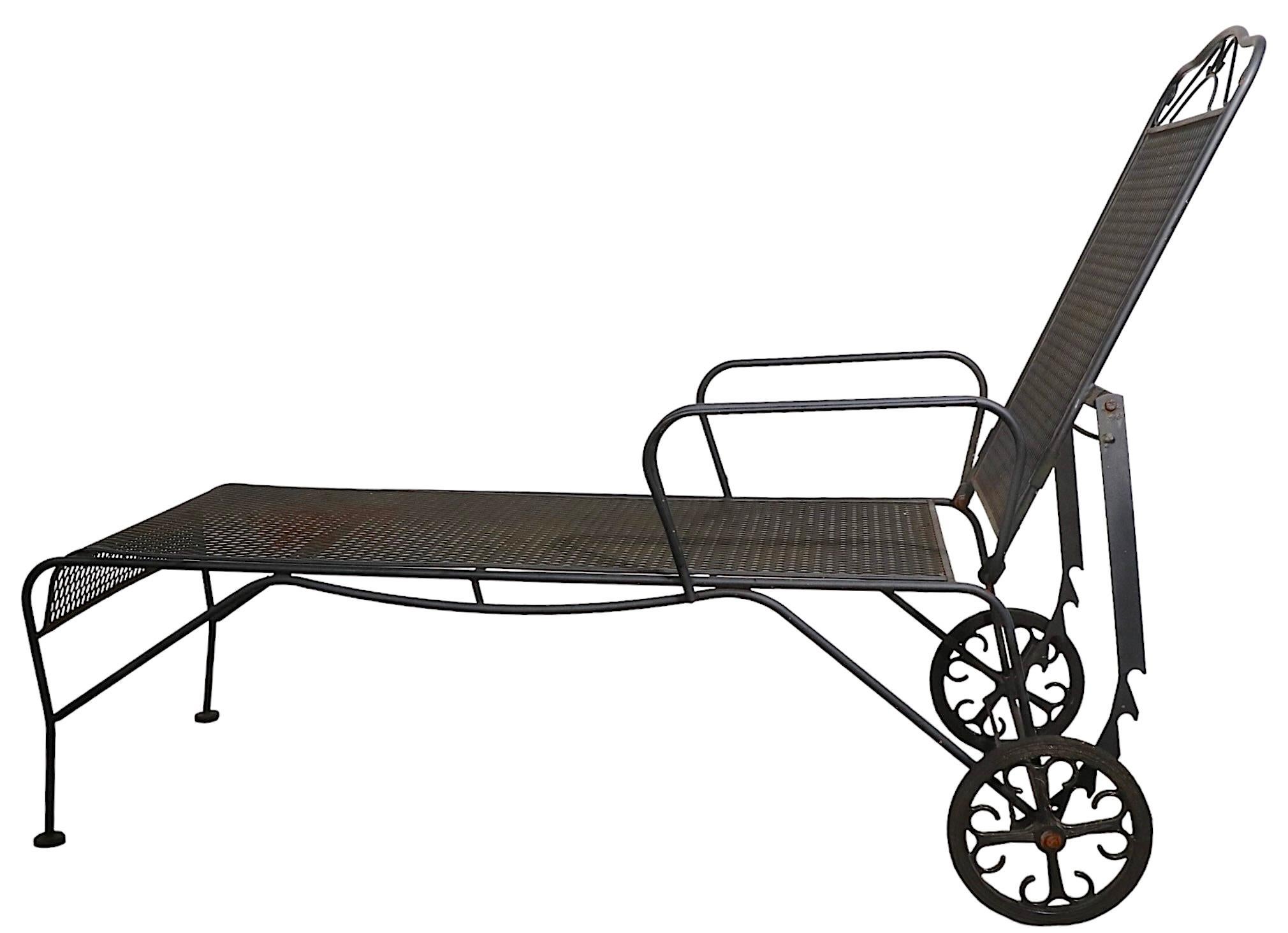 Chaise longue de jardin en fer forgé pour patio attribuée à Woodard en vente 3