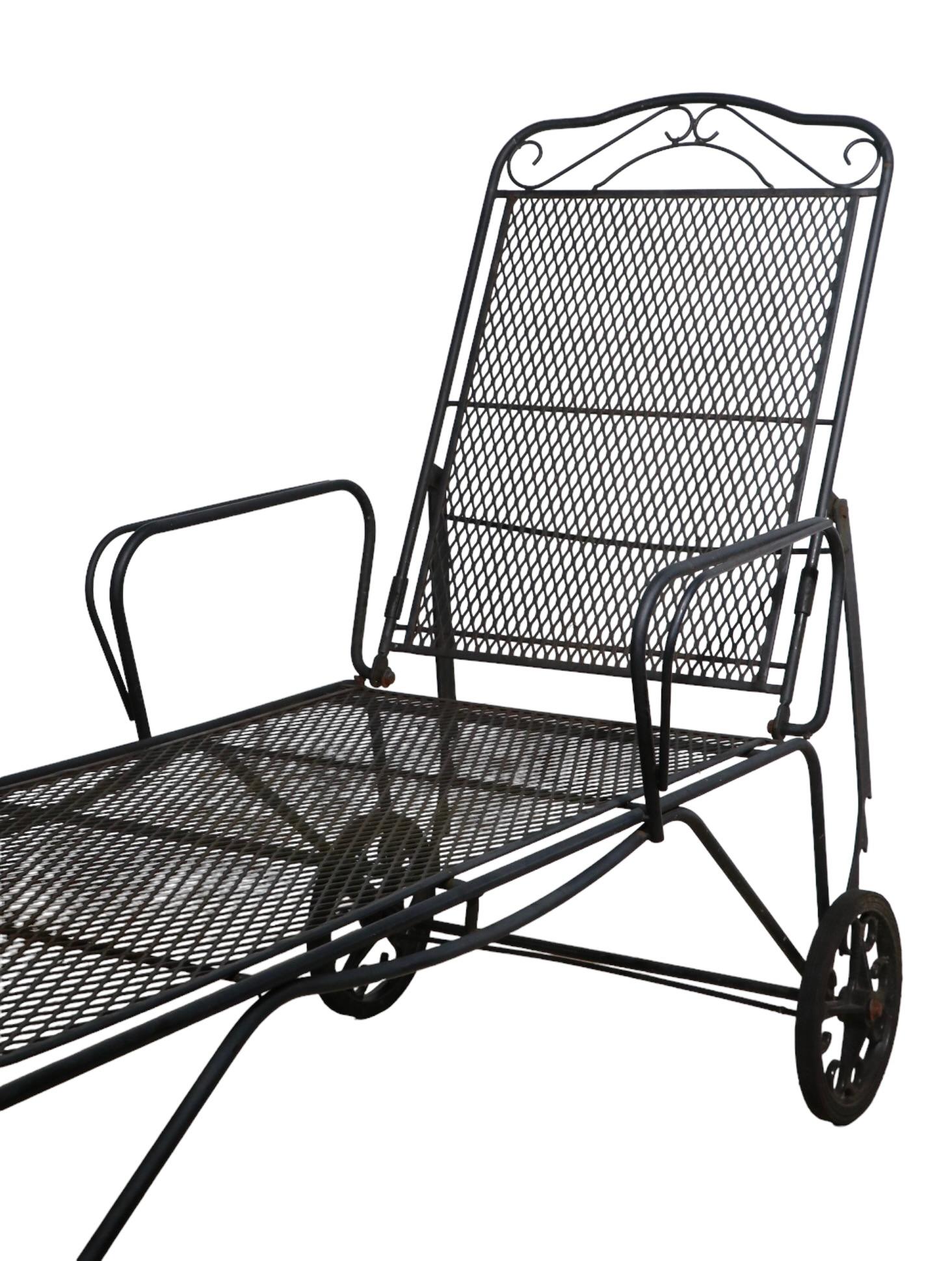 Chaise longue de jardin en fer forgé pour patio attribuée à Woodard en vente 7
