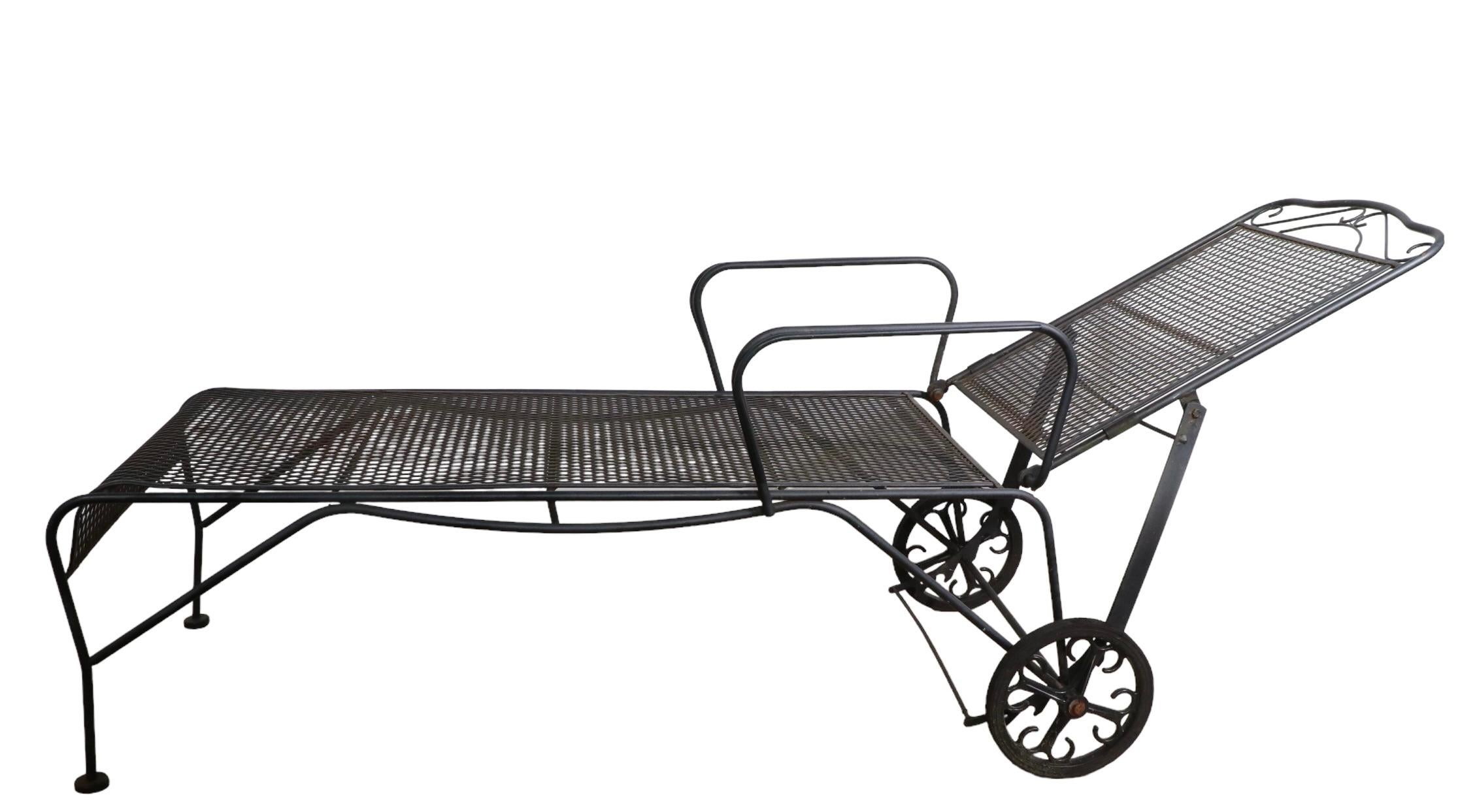 Américain Chaise longue de jardin en fer forgé pour patio attribuée à Woodard en vente