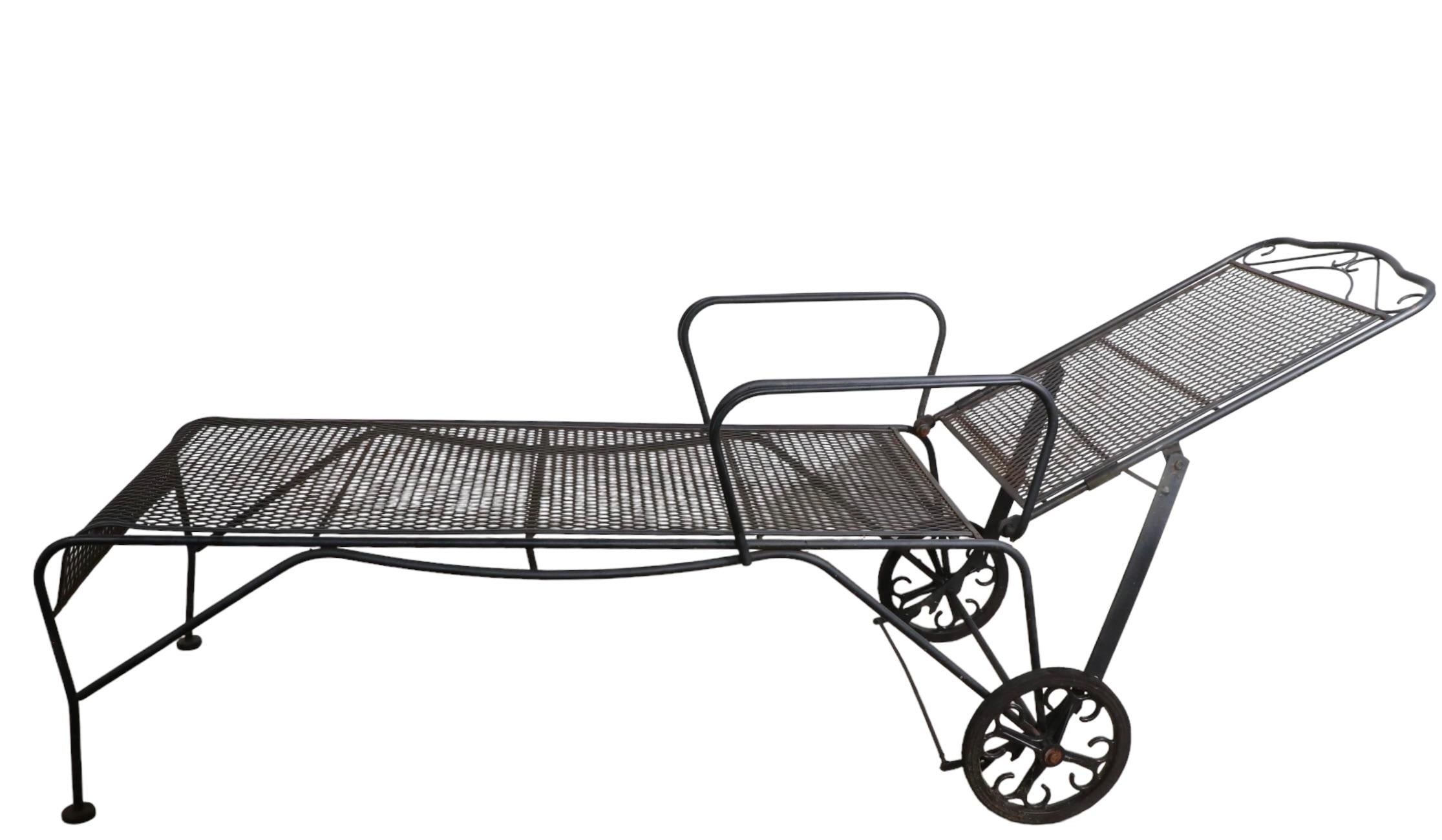 Chaise longue de jardin en fer forgé pour patio attribuée à Woodard Bon état - En vente à New York, NY