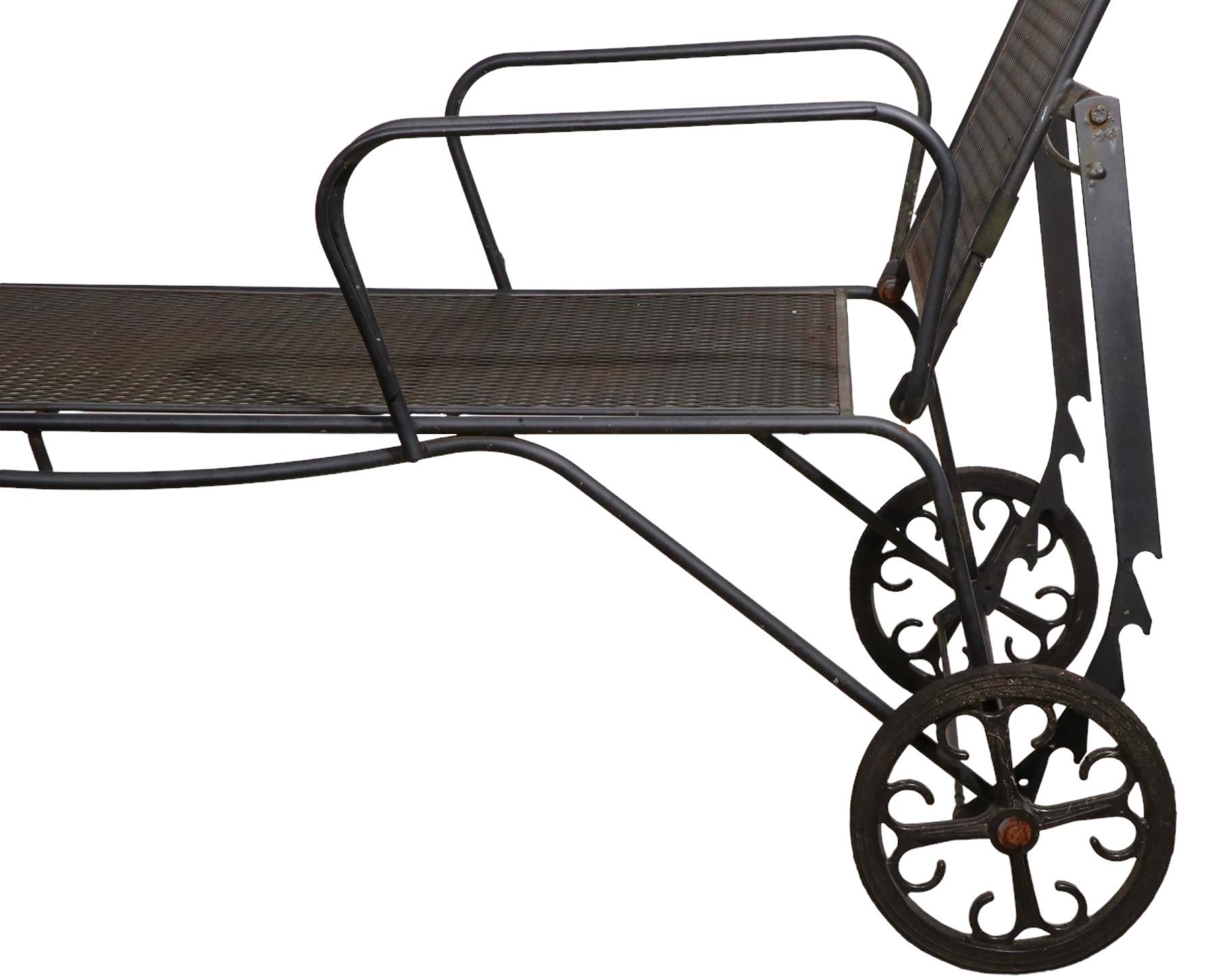 Chaise longue de jardin en fer forgé pour patio attribuée à Woodard en vente 2