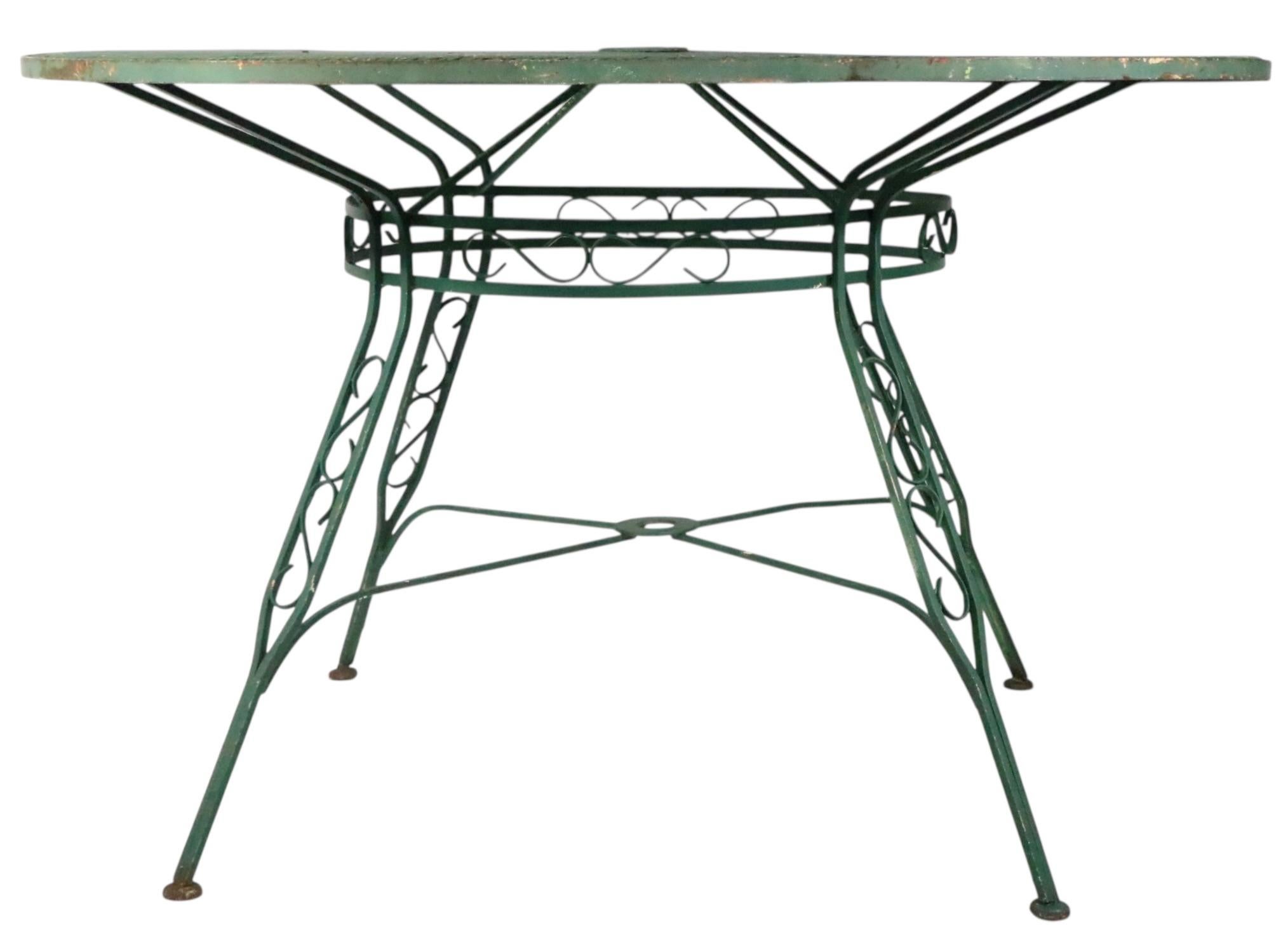 Wrought Iron Garden Patio Poolside Dining Table by Salterini c 1950/60's In Good Condition For Sale In New York, NY