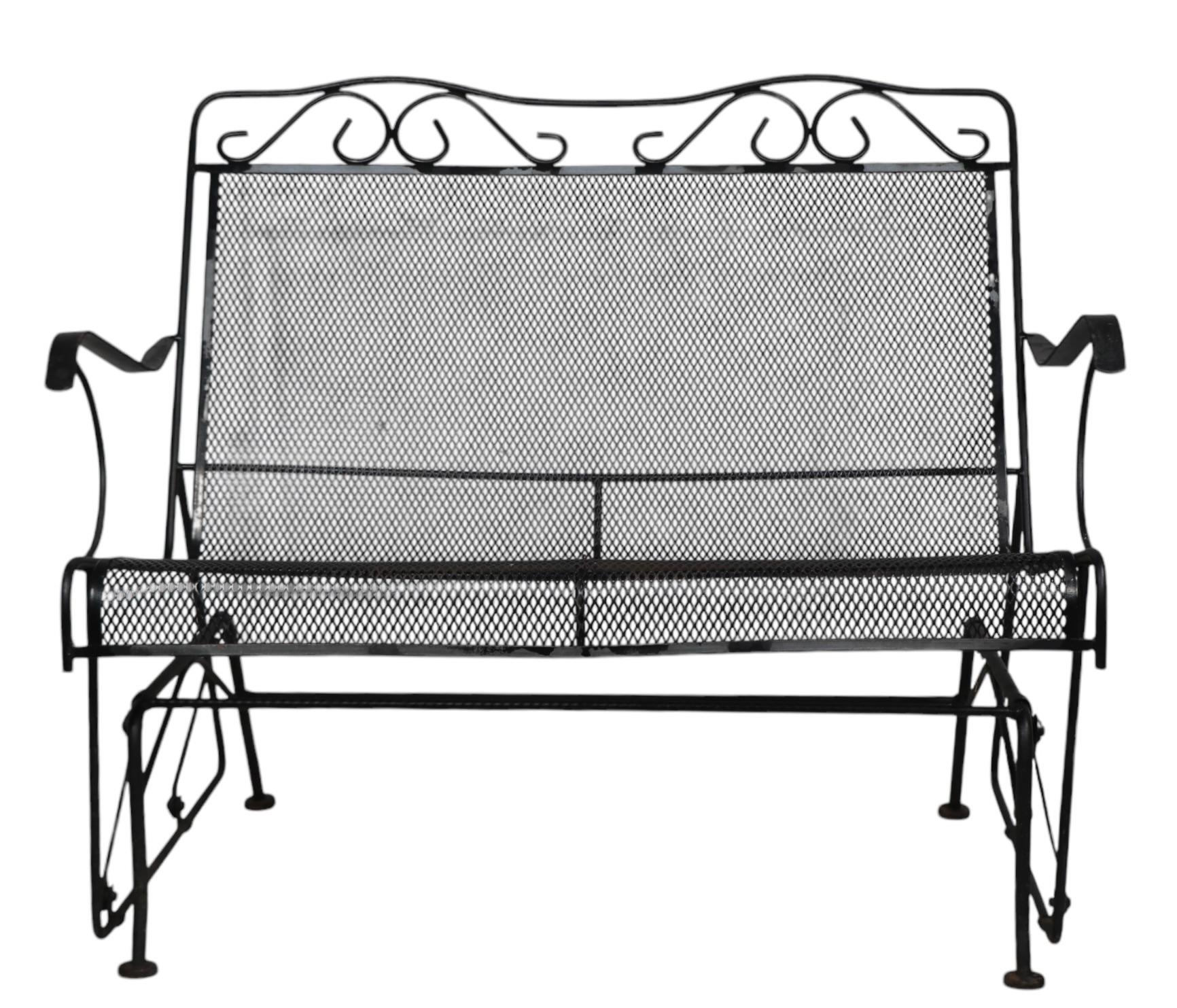 Schmiedeeisen und Metallgeflecht Veranda, Terrasse, Garten Loveseat Gleiter in sehr gutem, sauber, bereit zu verwenden Zustand. Dieses Exemplar ist strukturell solide und robust, voll funktionsfähig - die Lackierung weist einige