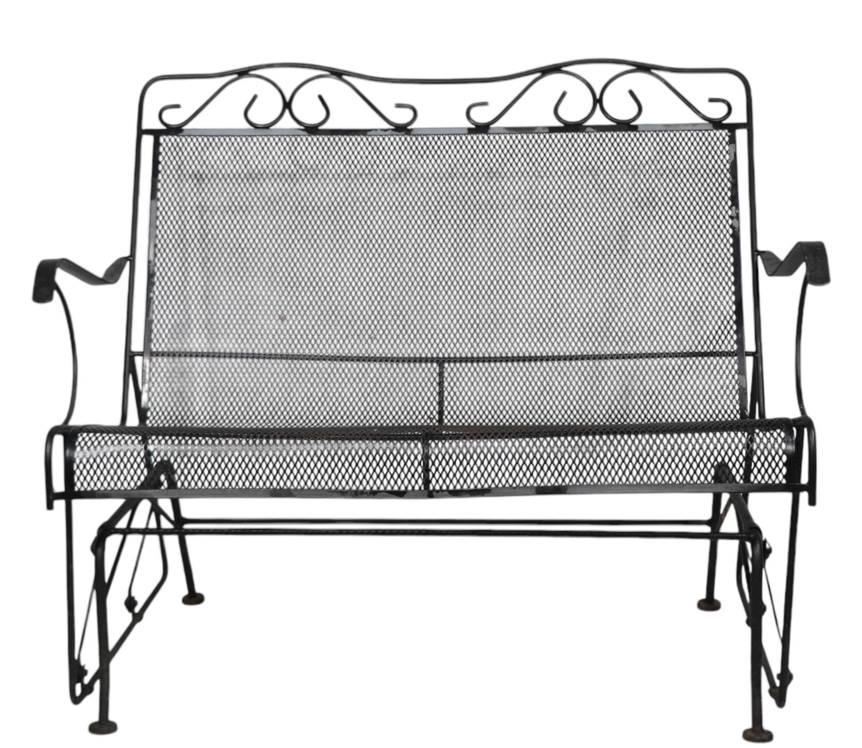 Schmiedeeisen Garten Terrasse Poolside  Loveseat Glider-Set (Hollywood Regency) im Angebot