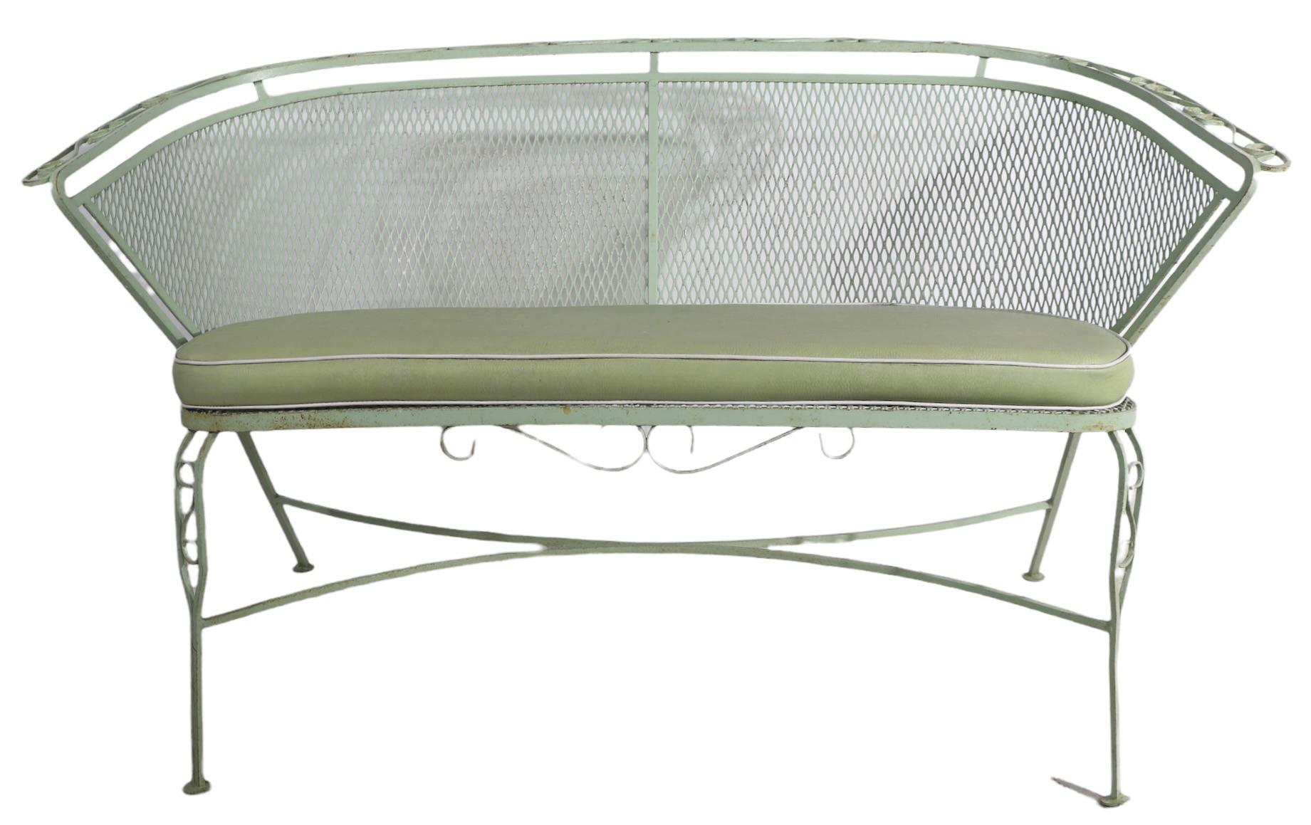 20ième siècle Banc pour banquette de jardin ou de patio en fer forgé par Salterini en vente