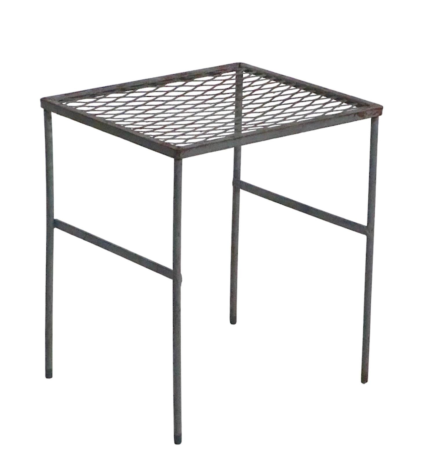 Wrought Iron Garden Patio Poolside Side Table Att. to Salterini, circa 1950s In Good Condition For Sale In New York, NY