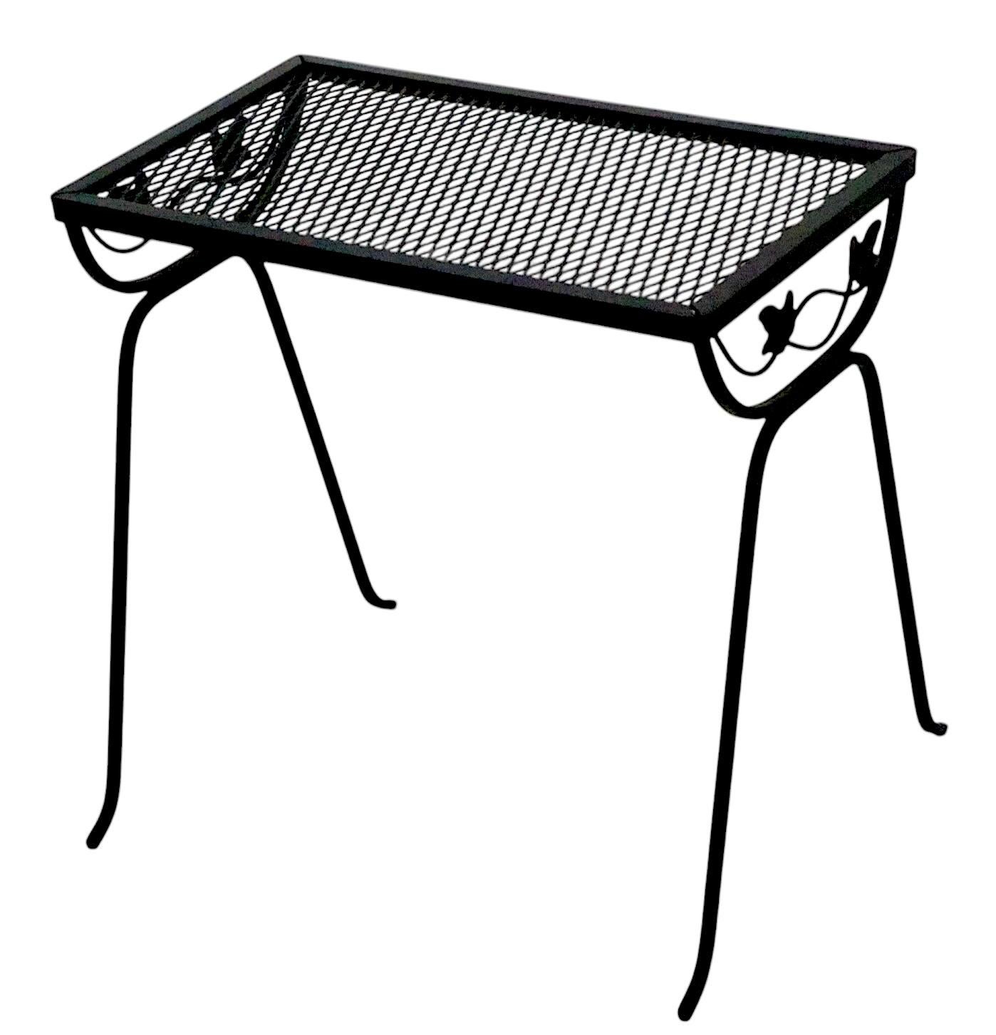 Kleiner Garten-, Terrassen-, Beistell- oder Beistelltisch mit schmiedeeisernem Fuß und Metallgitterplatte. Hergestellt in den USA, ca. 1960/70er Jahre, zugeschrieben der Woodard Furniture Company.  Dieses Exemplar befindet sich in einem