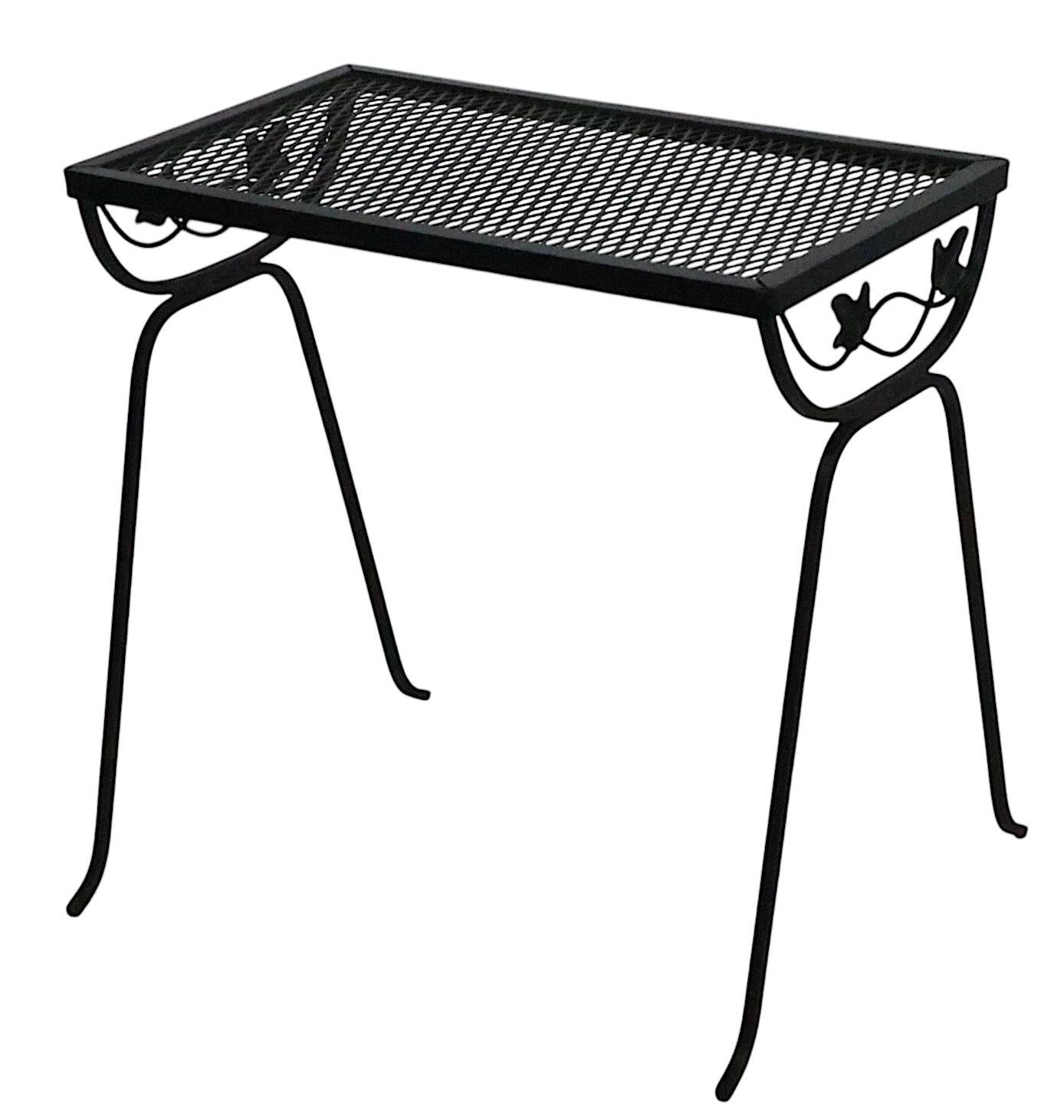 Schmiedeeisen Garten Terrasse Poolside  Beistelltisch, att. an Woodard (Hollywood Regency) im Angebot