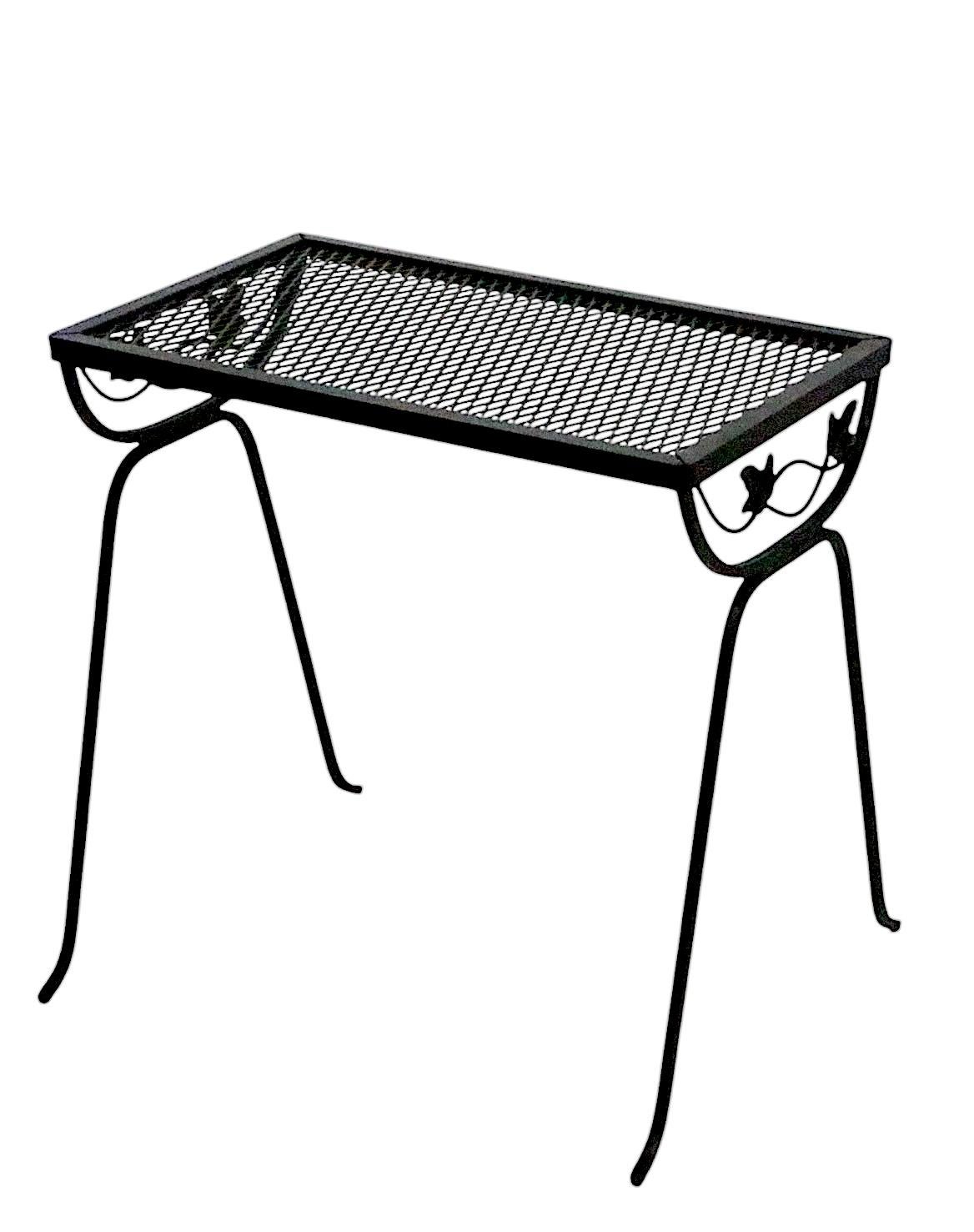 Schmiedeeisen Garten Terrasse Poolside  Beistelltisch, att. an Woodard (amerikanisch) im Angebot