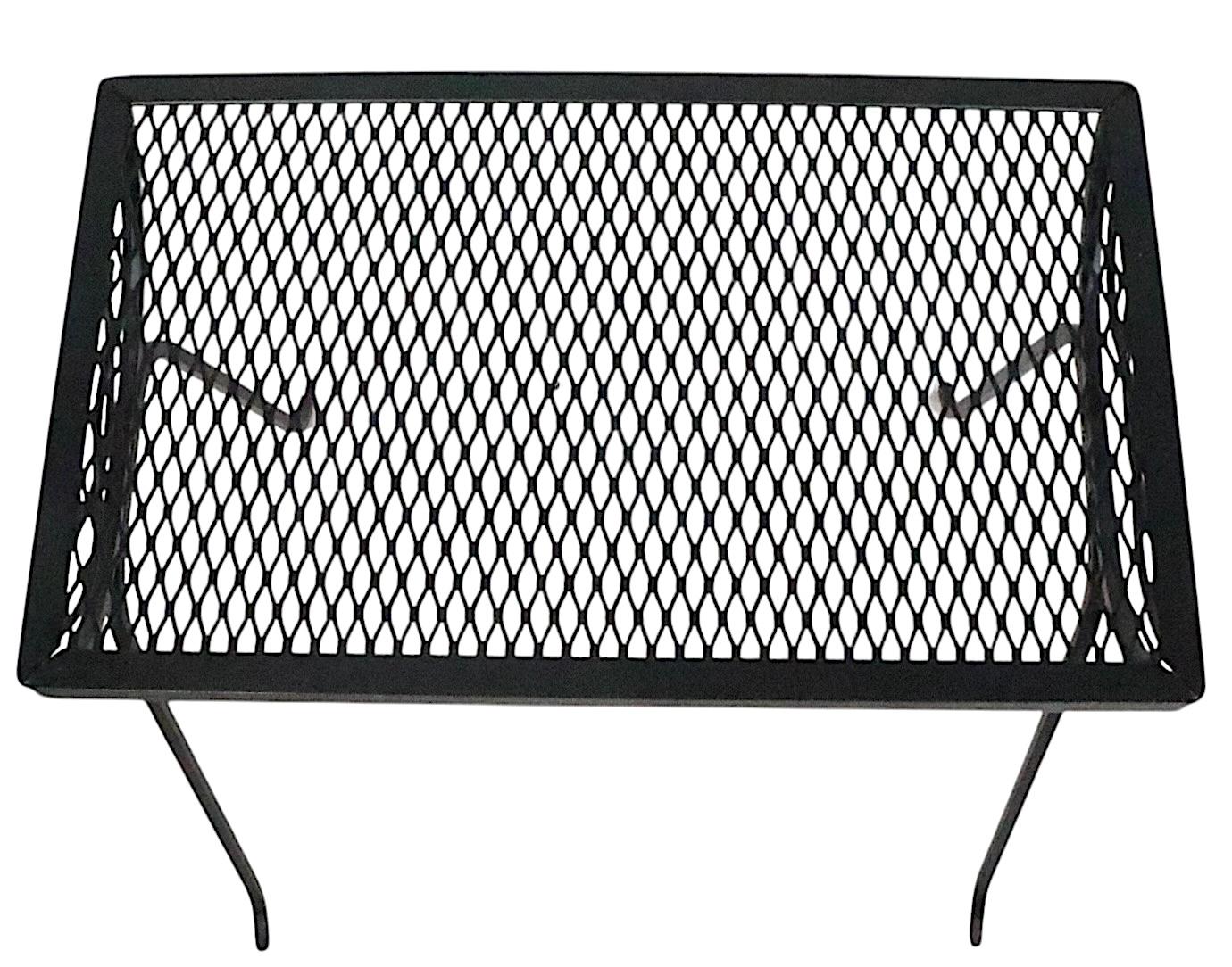 Schmiedeeisen Garten Terrasse Poolside  Beistelltisch, att. an Woodard (20. Jahrhundert) im Angebot