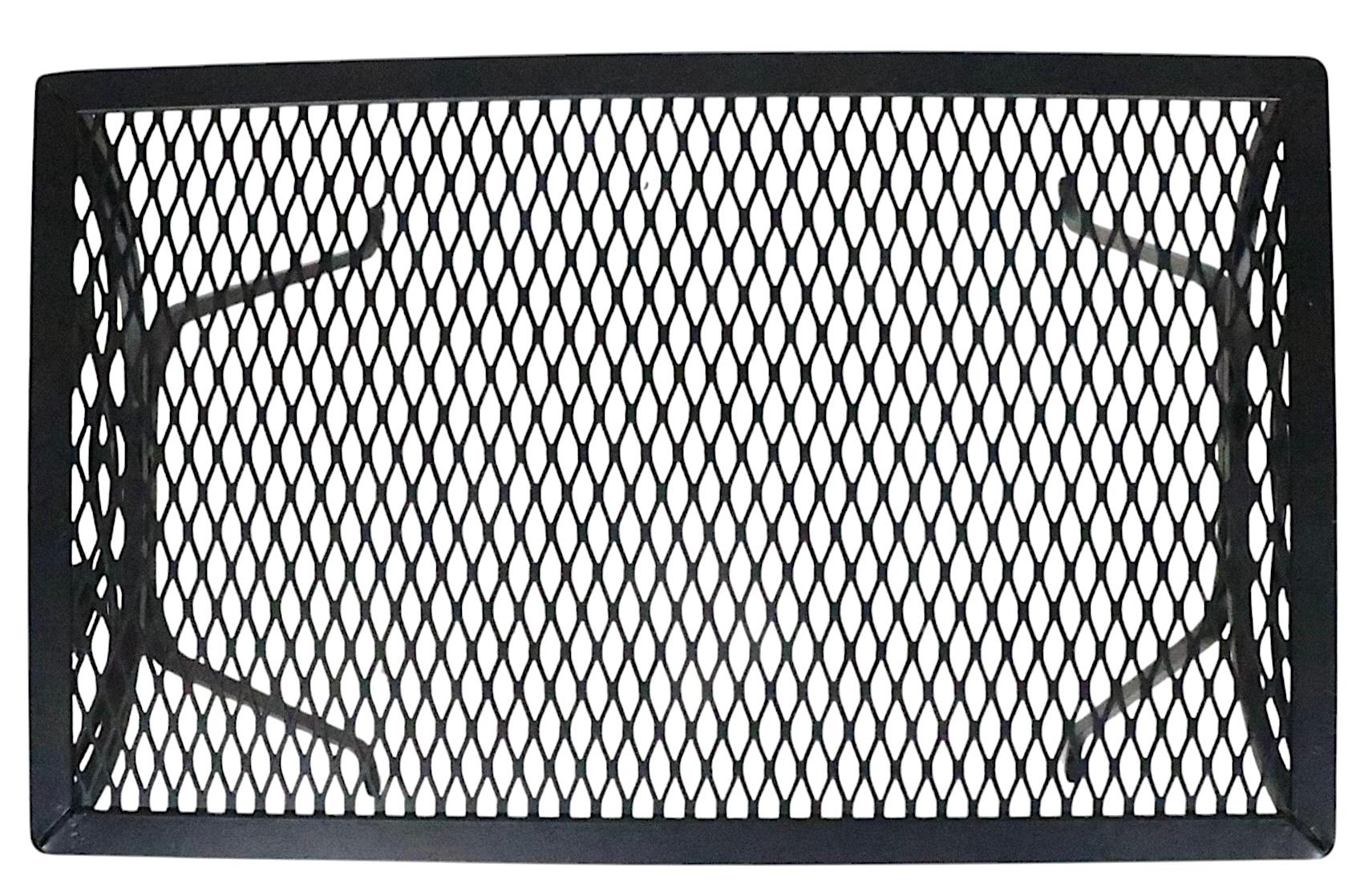 Schmiedeeisen Garten Terrasse Poolside  Beistelltisch, att. an Woodard im Angebot 1