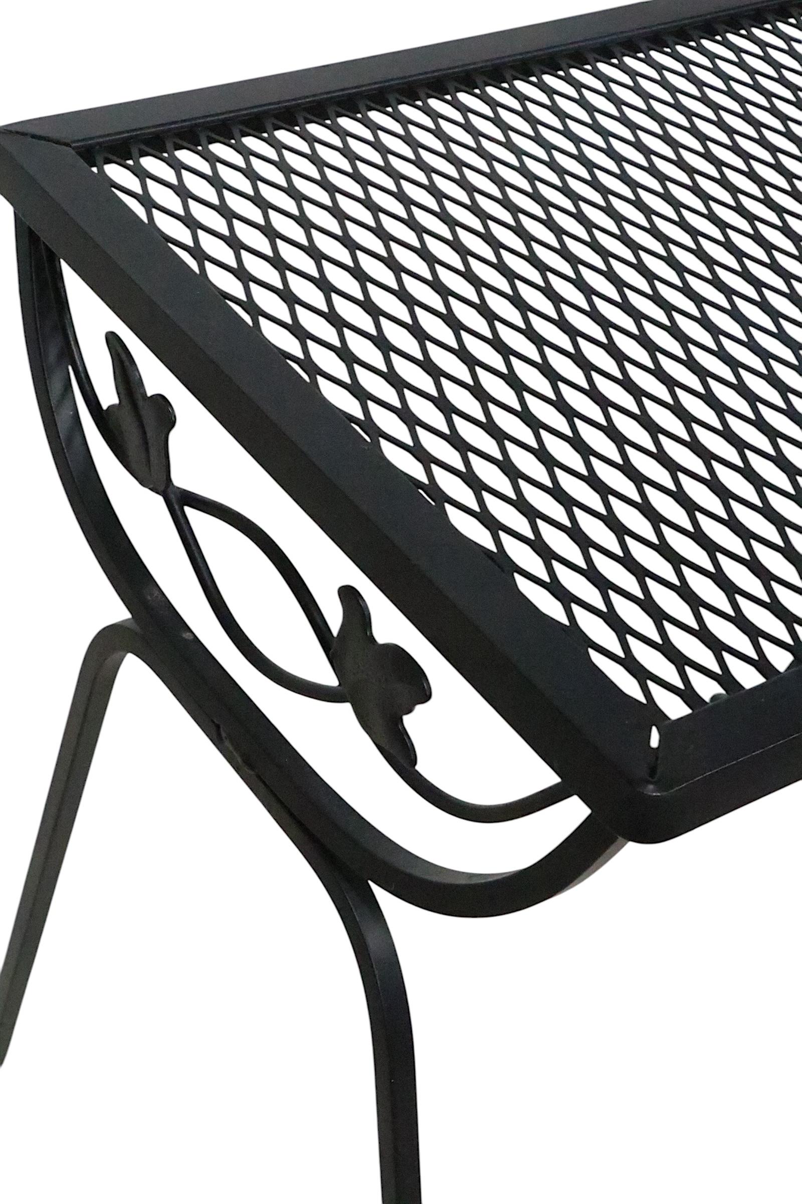 Schmiedeeisen Garten Terrasse Poolside  Beistelltisch, att. an Woodard im Angebot 2