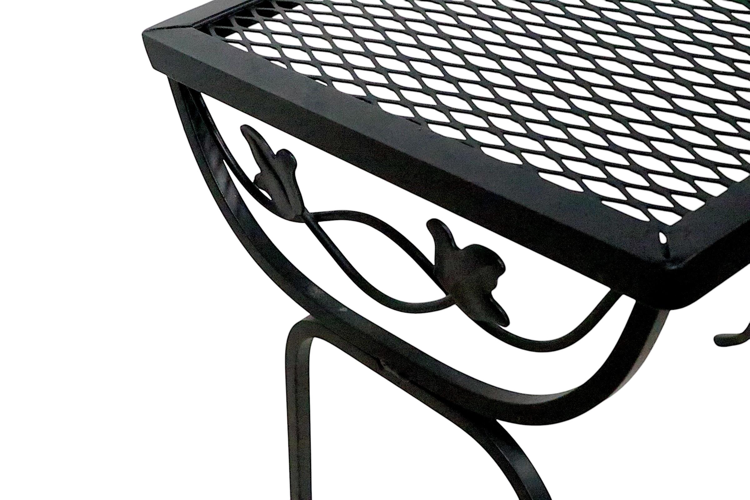 Schmiedeeisen Garten Terrasse Poolside  Beistelltisch, att. an Woodard im Angebot 3