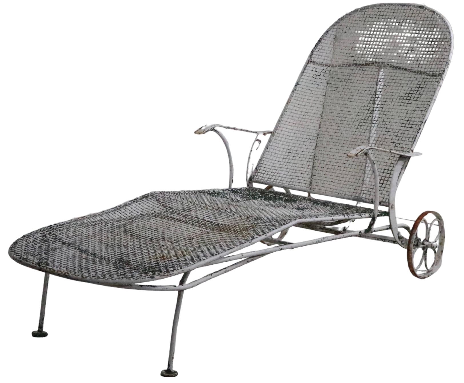  Wrought Iron Garden Poolside Patio Woodard Sculptura Chaise Lounge c. 1950's For Sale 1