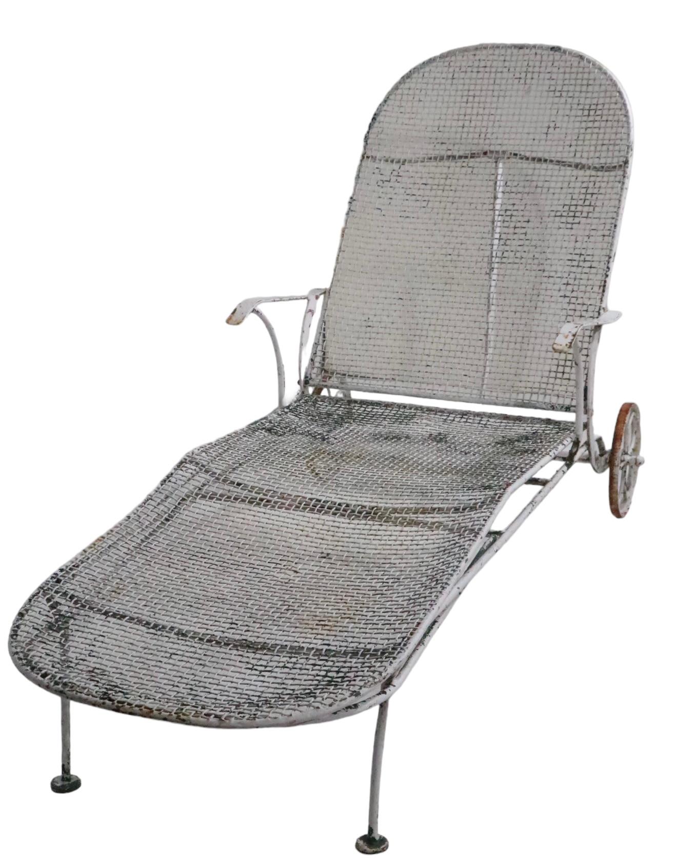  Wrought Iron Garden Poolside Patio Woodard Sculptura Chaise Lounge c. 1950's For Sale 4